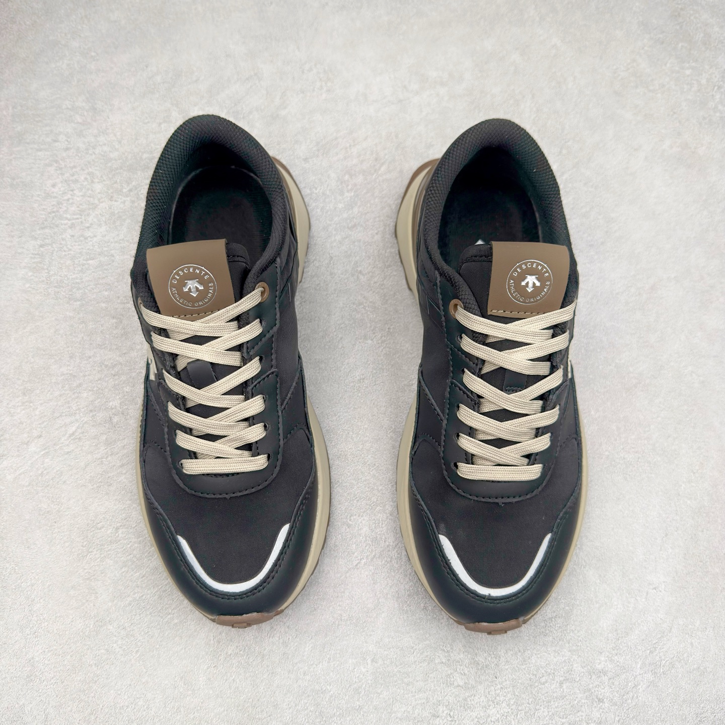 图片[2]-DESCENTE DUALIS 迪桑特都市通勤时尚防滑低帮生活休闲鞋 DESCENTE（迪桑特）创立于1935年，品牌名取自法语词汇，意为“滑降”。品牌箭头标识代表滑雪的三种技术“高速直线滑行”、“穿越”和“侧滑”，也寓意品牌在打造高端专业运动产品中不断追求完美的创新精神，致力于成为中国高端专业滑雪、综训、女子、铁人三项、高尔夫的第一品牌。尺码：36 36.5 37 38 38.5 39 40 40.5 41 42 42.5 43 44 44.5 45-选品中心