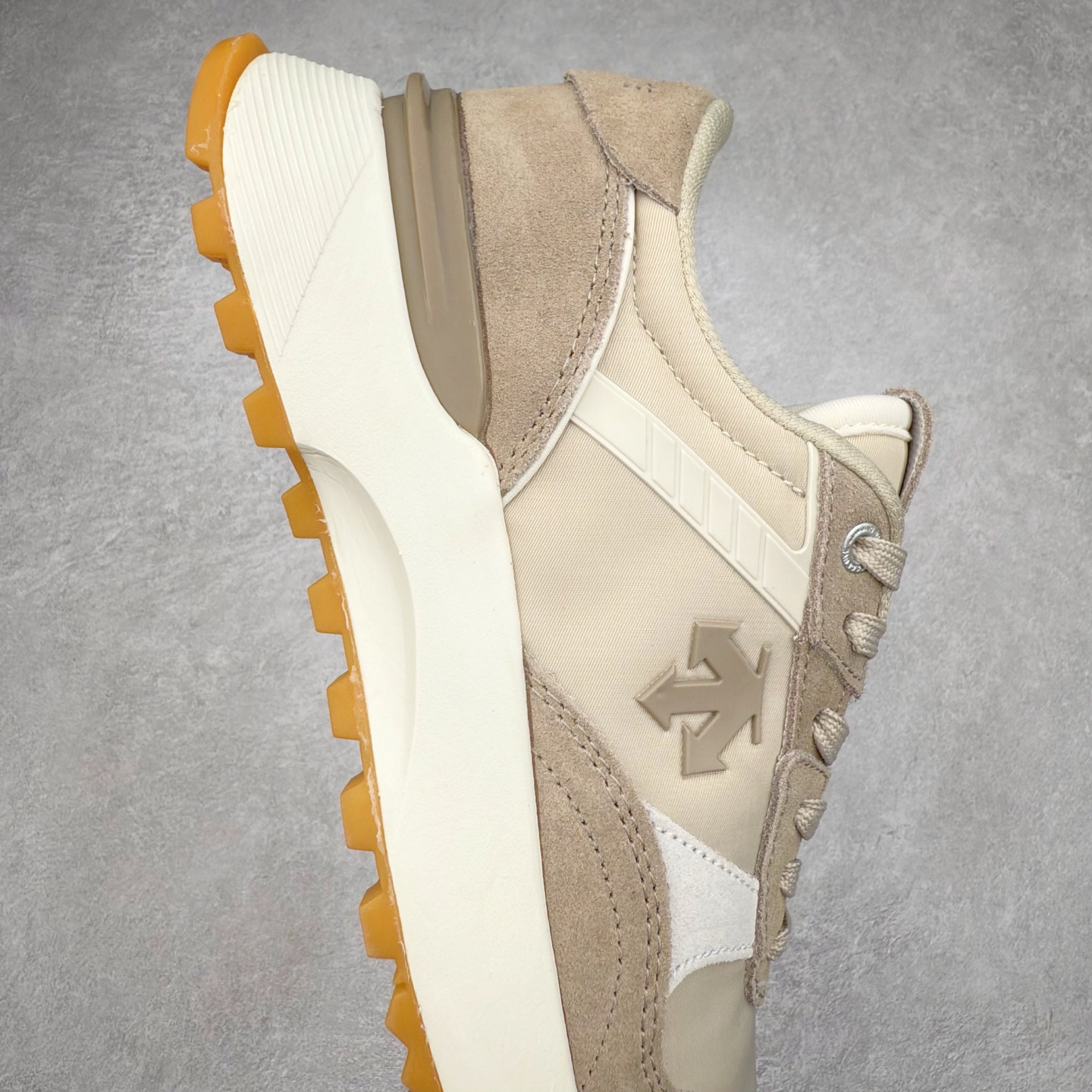 图片[6]-DESCENTE DUALIS 迪桑特都市通勤时尚防滑低帮生活休闲鞋 DESCENTE（迪桑特）创立于1935年，品牌名取自法语词汇，意为“滑降”。品牌箭头标识代表滑雪的三种技术“高速直线滑行”、“穿越”和“侧滑”，也寓意品牌在打造高端专业运动产品中不断追求完美的创新精神，致力于成为中国高端专业滑雪、综训、女子、铁人三项、高尔夫的第一品牌。尺码：36 36.5 37 38 38.5 39 40 40.5 41 42 42.5 43 44 44.5 45-选品中心