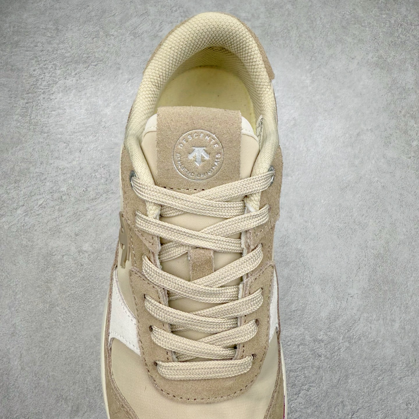 图片[5]-DESCENTE DUALIS 迪桑特都市通勤时尚防滑低帮生活休闲鞋 DESCENTE（迪桑特）创立于1935年，品牌名取自法语词汇，意为“滑降”。品牌箭头标识代表滑雪的三种技术“高速直线滑行”、“穿越”和“侧滑”，也寓意品牌在打造高端专业运动产品中不断追求完美的创新精神，致力于成为中国高端专业滑雪、综训、女子、铁人三项、高尔夫的第一品牌。尺码：36 36.5 37 38 38.5 39 40 40.5 41 42 42.5 43 44 44.5 45-选品中心