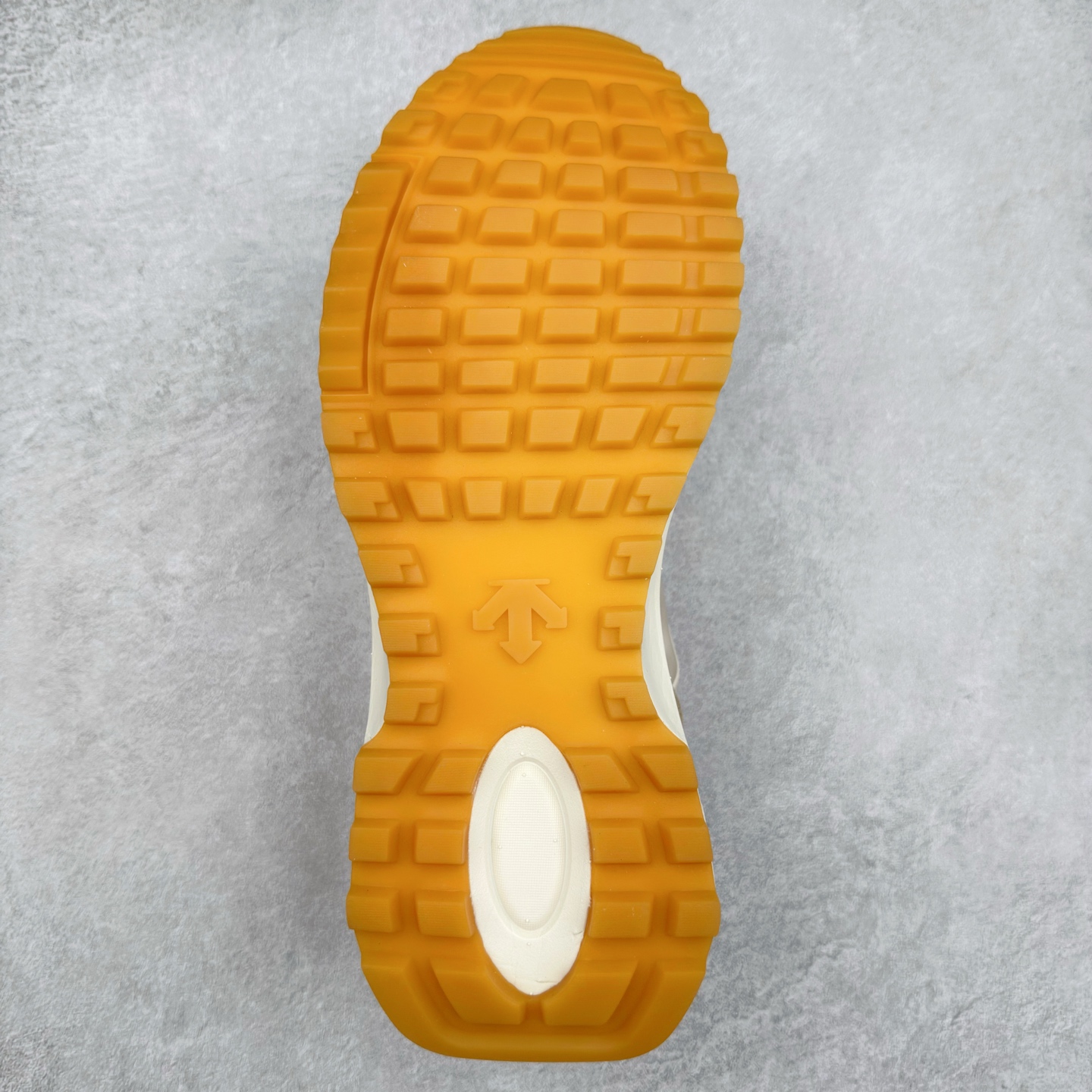 图片[9]-DESCENTE DUALIS 迪桑特都市通勤时尚防滑低帮生活休闲鞋 DESCENTE（迪桑特）创立于1935年，品牌名取自法语词汇，意为“滑降”。品牌箭头标识代表滑雪的三种技术“高速直线滑行”、“穿越”和“侧滑”，也寓意品牌在打造高端专业运动产品中不断追求完美的创新精神，致力于成为中国高端专业滑雪、综训、女子、铁人三项、高尔夫的第一品牌。尺码：36 36.5 37 38 38.5 39 40 40.5 41 42 42.5 43 44 44.5 45-选品中心