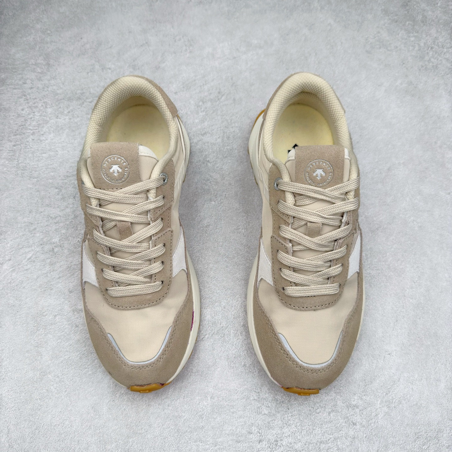 图片[2]-DESCENTE DUALIS 迪桑特都市通勤时尚防滑低帮生活休闲鞋 DESCENTE（迪桑特）创立于1935年，品牌名取自法语词汇，意为“滑降”。品牌箭头标识代表滑雪的三种技术“高速直线滑行”、“穿越”和“侧滑”，也寓意品牌在打造高端专业运动产品中不断追求完美的创新精神，致力于成为中国高端专业滑雪、综训、女子、铁人三项、高尔夫的第一品牌。尺码：36 36.5 37 38 38.5 39 40 40.5 41 42 42.5 43 44 44.5 45-选品中心