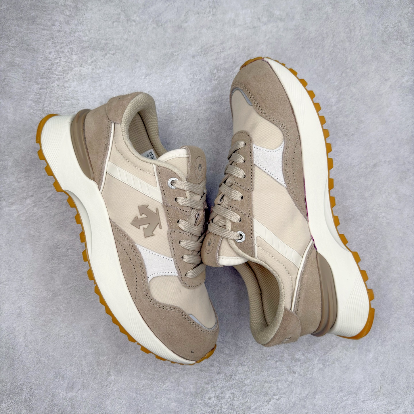 图片[3]-DESCENTE DUALIS 迪桑特都市通勤时尚防滑低帮生活休闲鞋 DESCENTE（迪桑特）创立于1935年，品牌名取自法语词汇，意为“滑降”。品牌箭头标识代表滑雪的三种技术“高速直线滑行”、“穿越”和“侧滑”，也寓意品牌在打造高端专业运动产品中不断追求完美的创新精神，致力于成为中国高端专业滑雪、综训、女子、铁人三项、高尔夫的第一品牌。尺码：36 36.5 37 38 38.5 39 40 40.5 41 42 42.5 43 44 44.5 45-选品中心