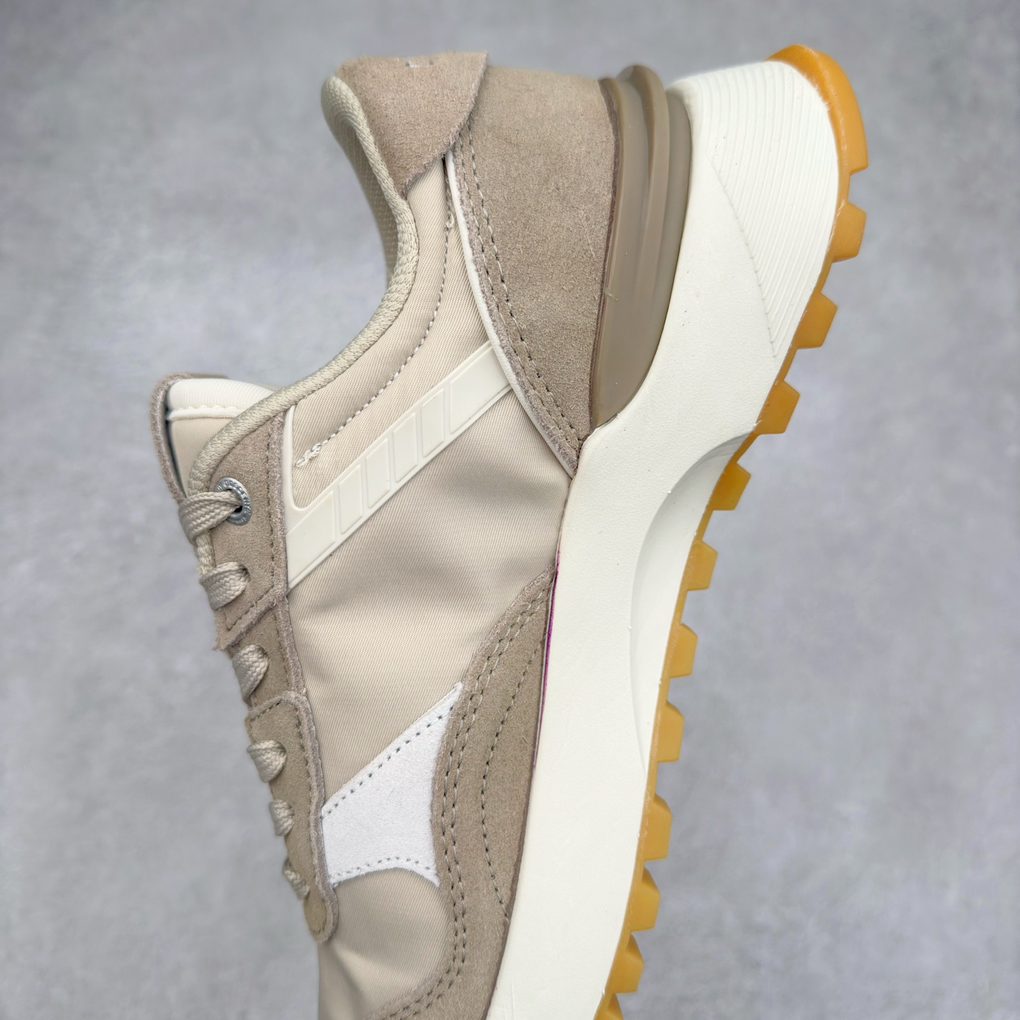 图片[7]-DESCENTE DUALIS 迪桑特都市通勤时尚防滑低帮生活休闲鞋 DESCENTE（迪桑特）创立于1935年，品牌名取自法语词汇，意为“滑降”。品牌箭头标识代表滑雪的三种技术“高速直线滑行”、“穿越”和“侧滑”，也寓意品牌在打造高端专业运动产品中不断追求完美的创新精神，致力于成为中国高端专业滑雪、综训、女子、铁人三项、高尔夫的第一品牌。尺码：36 36.5 37 38 38.5 39 40 40.5 41 42 42.5 43 44 44.5 45-选品中心