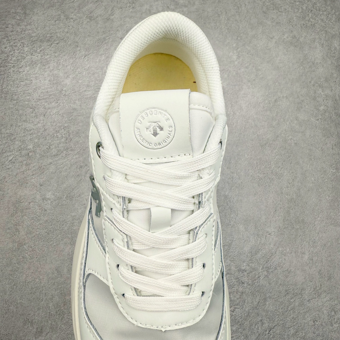 图片[5]-DESCENTE DUALIS 迪桑特都市通勤时尚防滑低帮生活休闲鞋 DESCENTE（迪桑特）创立于1935年，品牌名取自法语词汇，意为“滑降”。品牌箭头标识代表滑雪的三种技术“高速直线滑行”、“穿越”和“侧滑”，也寓意品牌在打造高端专业运动产品中不断追求完美的创新精神，致力于成为中国高端专业滑雪、综训、女子、铁人三项、高尔夫的第一品牌。尺码：36 36.5 37 38 38.5 39 40 40.5 41 42 42.5 43 44 44.5 45-选品中心