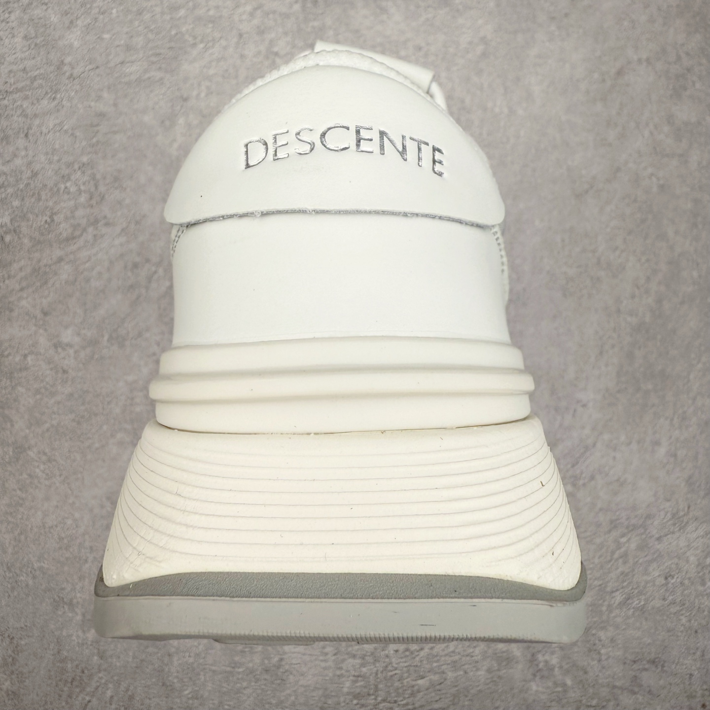 图片[8]-DESCENTE DUALIS 迪桑特都市通勤时尚防滑低帮生活休闲鞋 DESCENTE（迪桑特）创立于1935年，品牌名取自法语词汇，意为“滑降”。品牌箭头标识代表滑雪的三种技术“高速直线滑行”、“穿越”和“侧滑”，也寓意品牌在打造高端专业运动产品中不断追求完美的创新精神，致力于成为中国高端专业滑雪、综训、女子、铁人三项、高尔夫的第一品牌。尺码：36 36.5 37 38 38.5 39 40 40.5 41 42 42.5 43 44 44.5 45-选品中心