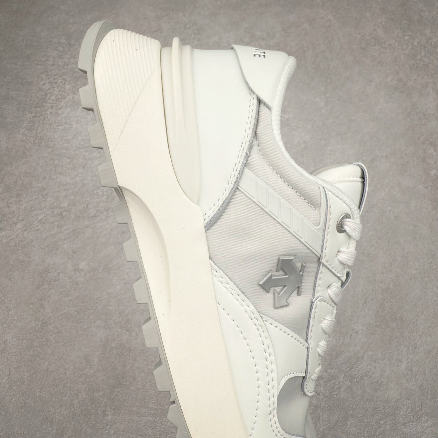 图片[6]-DESCENTE DUALIS 迪桑特都市通勤时尚防滑低帮生活休闲鞋 DESCENTE（迪桑特）创立于1935年，品牌名取自法语词汇，意为“滑降”。品牌箭头标识代表滑雪的三种技术“高速直线滑行”、“穿越”和“侧滑”，也寓意品牌在打造高端专业运动产品中不断追求完美的创新精神，致力于成为中国高端专业滑雪、综训、女子、铁人三项、高尔夫的第一品牌。尺码：36 36.5 37 38 38.5 39 40 40.5 41 42 42.5 43 44 44.5 45-选品中心