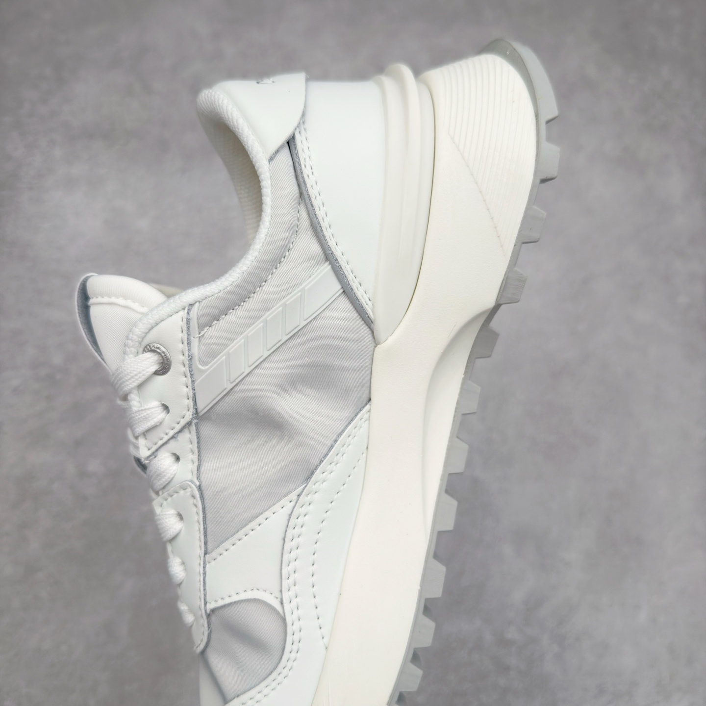 图片[7]-DESCENTE DUALIS 迪桑特都市通勤时尚防滑低帮生活休闲鞋 DESCENTE（迪桑特）创立于1935年，品牌名取自法语词汇，意为“滑降”。品牌箭头标识代表滑雪的三种技术“高速直线滑行”、“穿越”和“侧滑”，也寓意品牌在打造高端专业运动产品中不断追求完美的创新精神，致力于成为中国高端专业滑雪、综训、女子、铁人三项、高尔夫的第一品牌。尺码：36 36.5 37 38 38.5 39 40 40.5 41 42 42.5 43 44 44.5 45-选品中心