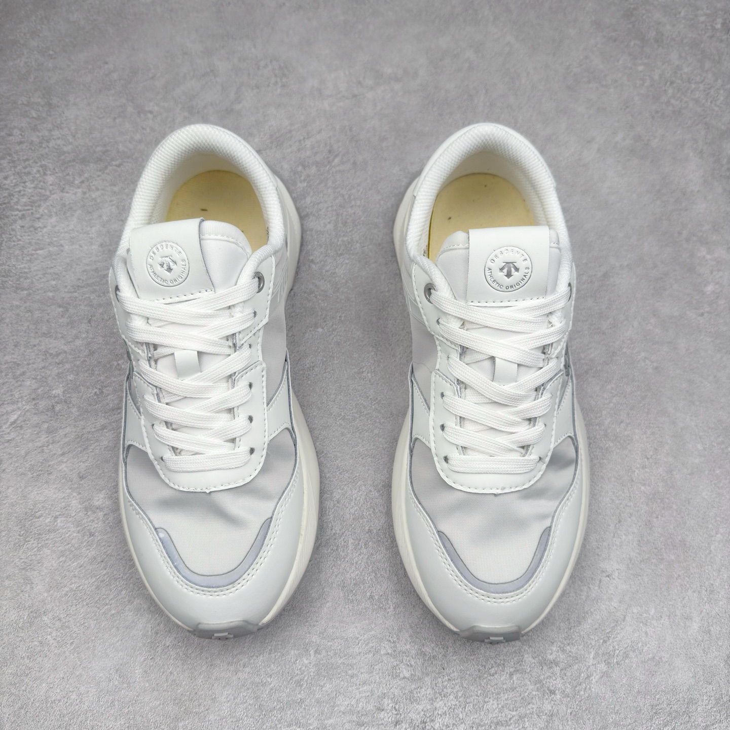 图片[2]-DESCENTE DUALIS 迪桑特都市通勤时尚防滑低帮生活休闲鞋 DESCENTE（迪桑特）创立于1935年，品牌名取自法语词汇，意为“滑降”。品牌箭头标识代表滑雪的三种技术“高速直线滑行”、“穿越”和“侧滑”，也寓意品牌在打造高端专业运动产品中不断追求完美的创新精神，致力于成为中国高端专业滑雪、综训、女子、铁人三项、高尔夫的第一品牌。尺码：36 36.5 37 38 38.5 39 40 40.5 41 42 42.5 43 44 44.5 45-选品中心