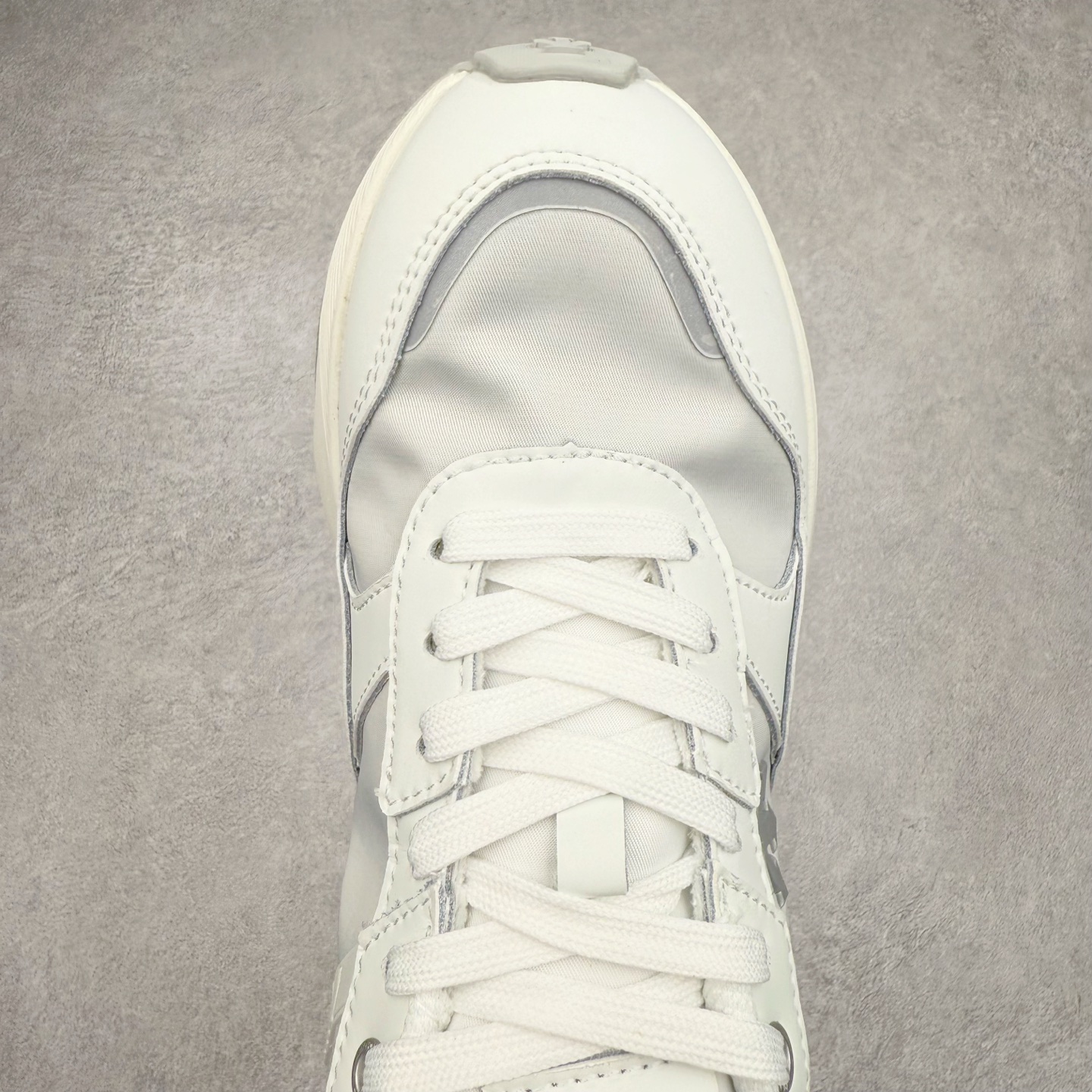 图片[4]-DESCENTE DUALIS 迪桑特都市通勤时尚防滑低帮生活休闲鞋 DESCENTE（迪桑特）创立于1935年，品牌名取自法语词汇，意为“滑降”。品牌箭头标识代表滑雪的三种技术“高速直线滑行”、“穿越”和“侧滑”，也寓意品牌在打造高端专业运动产品中不断追求完美的创新精神，致力于成为中国高端专业滑雪、综训、女子、铁人三项、高尔夫的第一品牌。尺码：36 36.5 37 38 38.5 39 40 40.5 41 42 42.5 43 44 44.5 45-选品中心