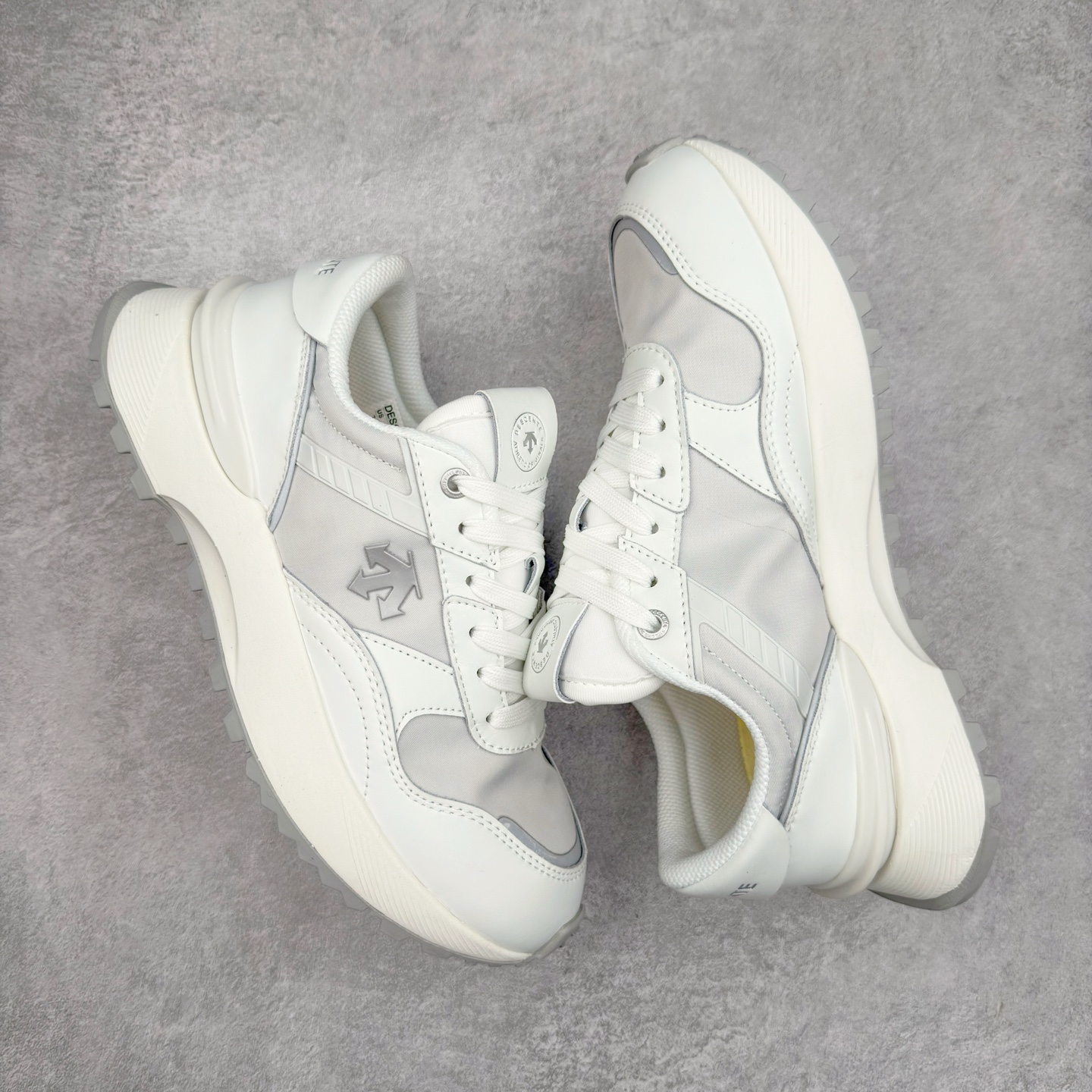 图片[3]-DESCENTE DUALIS 迪桑特都市通勤时尚防滑低帮生活休闲鞋 DESCENTE（迪桑特）创立于1935年，品牌名取自法语词汇，意为“滑降”。品牌箭头标识代表滑雪的三种技术“高速直线滑行”、“穿越”和“侧滑”，也寓意品牌在打造高端专业运动产品中不断追求完美的创新精神，致力于成为中国高端专业滑雪、综训、女子、铁人三项、高尔夫的第一品牌。尺码：36 36.5 37 38 38.5 39 40 40.5 41 42 42.5 43 44 44.5 45-选品中心