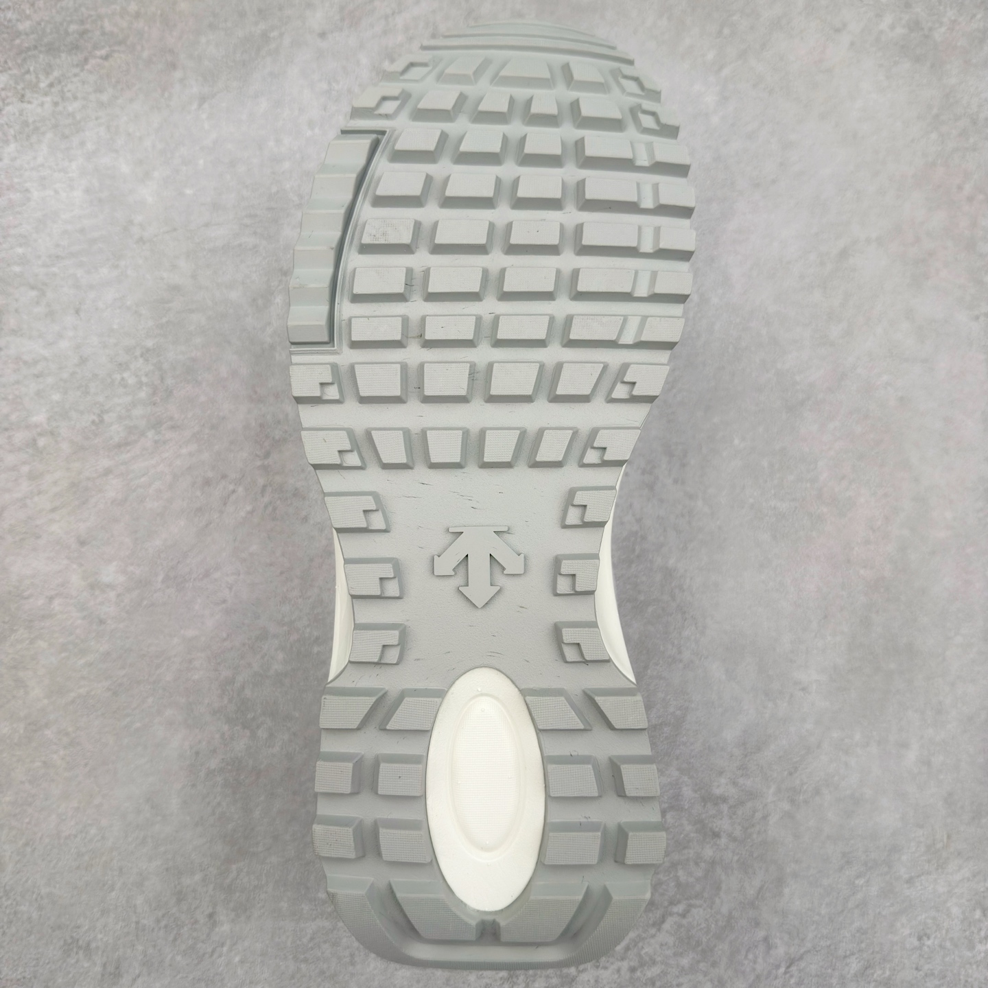 图片[9]-DESCENTE DUALIS 迪桑特都市通勤时尚防滑低帮生活休闲鞋 DESCENTE（迪桑特）创立于1935年，品牌名取自法语词汇，意为“滑降”。品牌箭头标识代表滑雪的三种技术“高速直线滑行”、“穿越”和“侧滑”，也寓意品牌在打造高端专业运动产品中不断追求完美的创新精神，致力于成为中国高端专业滑雪、综训、女子、铁人三项、高尔夫的第一品牌。尺码：36 36.5 37 38 38.5 39 40 40.5 41 42 42.5 43 44 44.5 45-选品中心