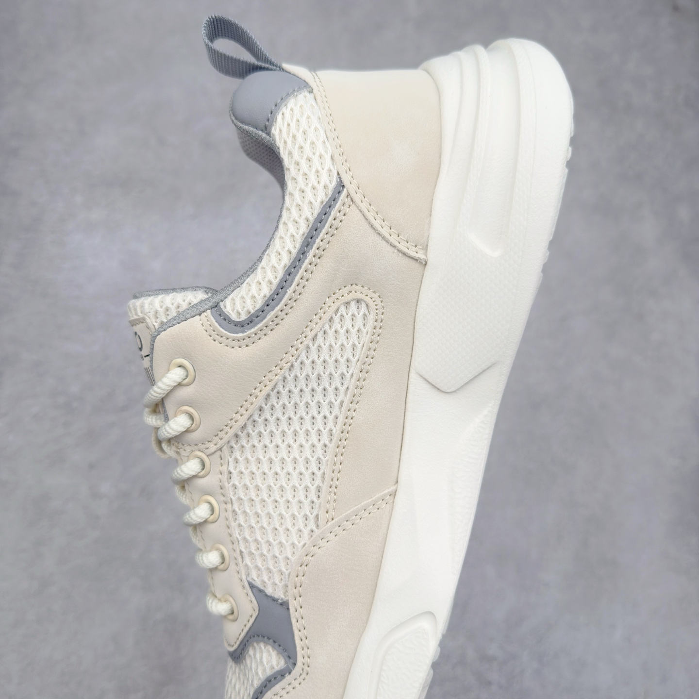 图片[7]-ECCO爱步运动鞋男 夏季网面透气休闲跑步鞋男 健步BIOM系列 多种材质拼接鞋面，脚感舒适，清爽柔软 出街有型 自然律动科技，符合人体工学鞋楦 贴近足部天然形态 休闲编织系带 穿脱方便 更好的调节松紧 舒适透气内里 柔软亲肤 全新的轻量发泡底材料橡胶大底 柔软舒适，轻量回弹，脚感更轻盈 凹凸底纹 增强鞋子摩擦力和防滑性 轻盈自如 适跑畅练 尺码：39 40 41 42 43 44（运动码）-选品中心