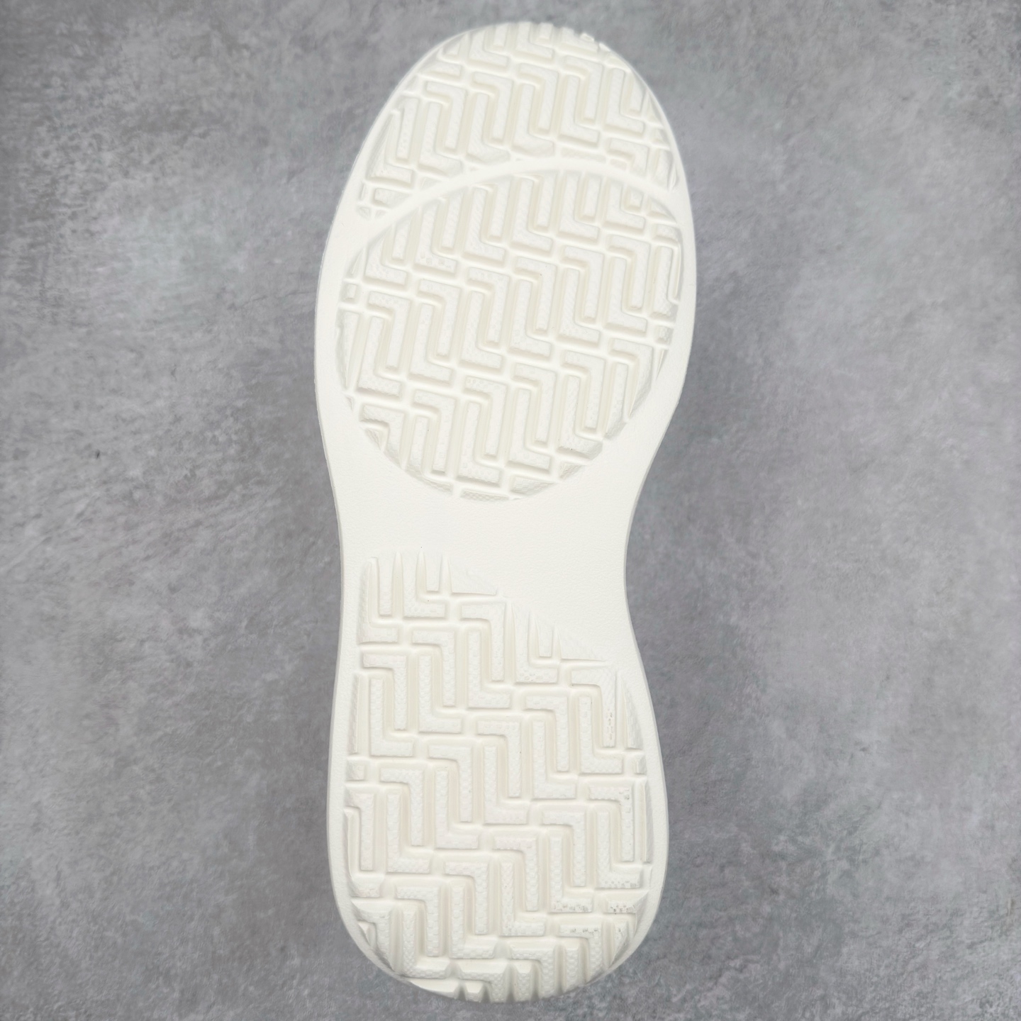 图片[9]-ECCO爱步运动鞋男 夏季网面透气休闲跑步鞋男 健步BIOM系列 多种材质拼接鞋面，脚感舒适，清爽柔软 出街有型 自然律动科技，符合人体工学鞋楦 贴近足部天然形态 休闲编织系带 穿脱方便 更好的调节松紧 舒适透气内里 柔软亲肤 全新的轻量发泡底材料橡胶大底 柔软舒适，轻量回弹，脚感更轻盈 凹凸底纹 增强鞋子摩擦力和防滑性 轻盈自如 适跑畅练 尺码：39 40 41 42 43 44（运动码）-选品中心