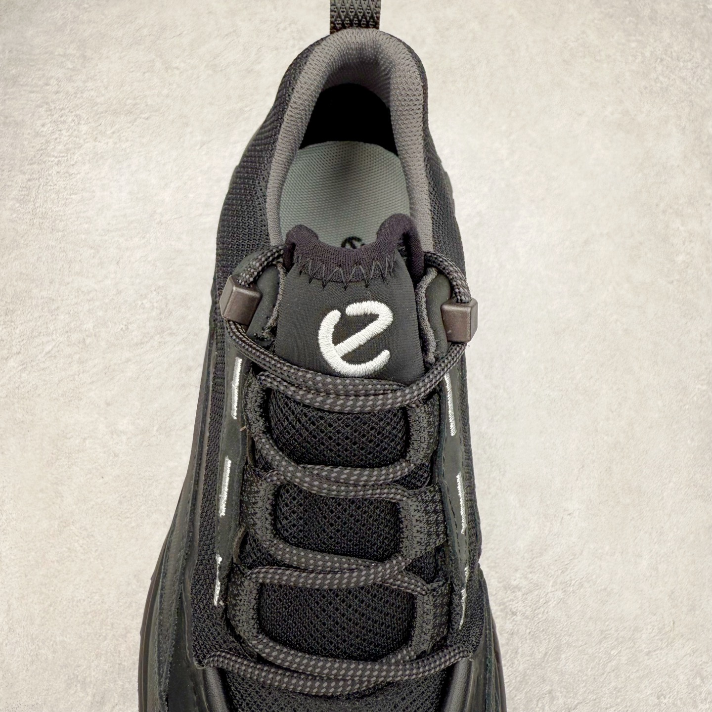 图片[5]-ECCO爱步男款运动鞋 真皮透气休闲防滑跑步鞋 健步BIOMC大经典 直接注塑工艺 稳固舒适 强效缓震与能量回弹 增加运动时的稳定与舒适 牛皮鞋面，纹理自然，柔韧耐穿 PU中底，带来轻盈舒适的上脚感受 橡胶大底，抓地力强，具有良好的耐磨性 都市探索 步履悠然 尺码：39 40 41 42 43 44（ 正常码）-选品中心