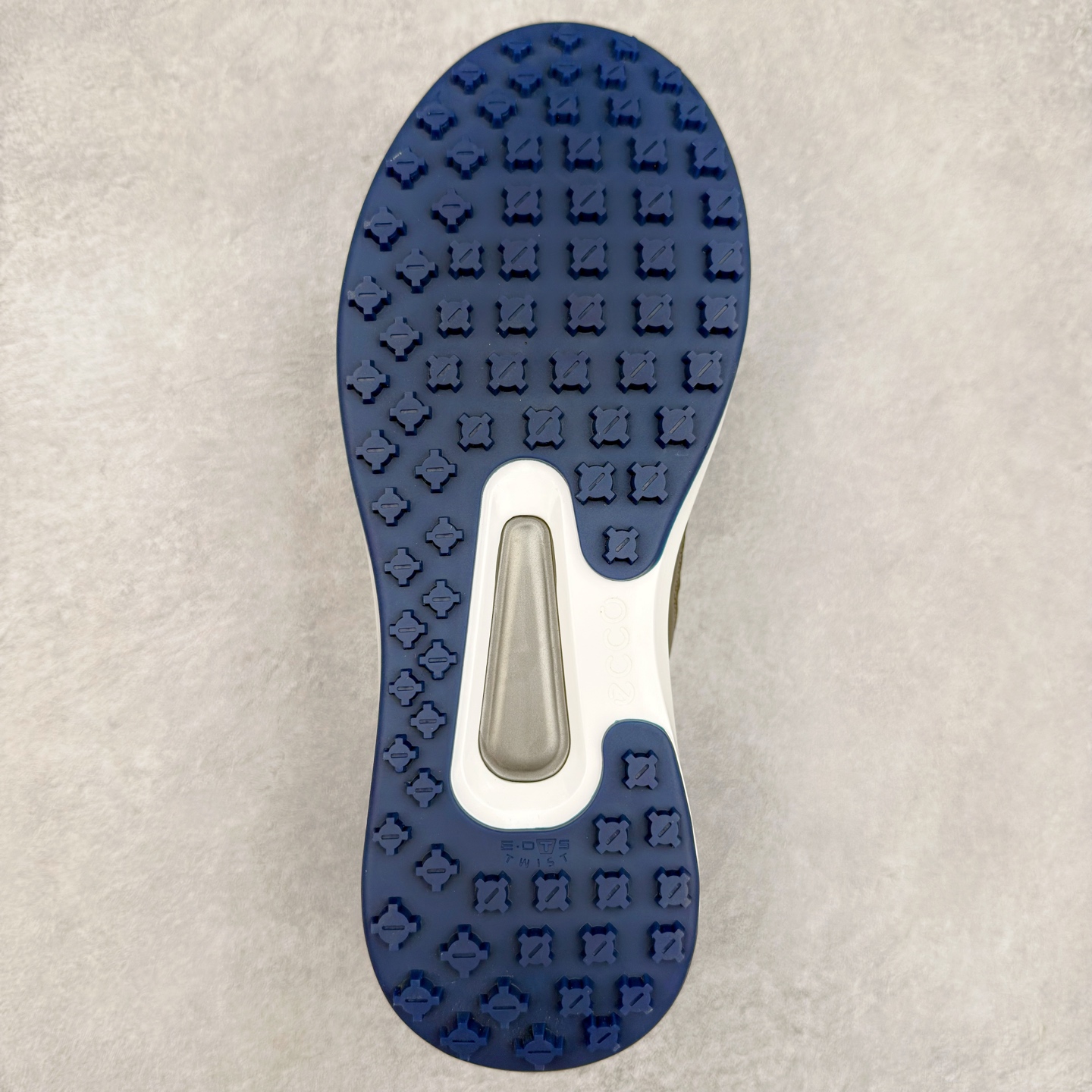 图片[9]-ECCO爱步男款运动鞋 真皮透气休闲防滑跑步鞋 健步BIOMC大经典 直接注塑工艺 稳固舒适 强效缓震与能量回弹 增加运动时的稳定与舒适 牛皮鞋面，纹理自然，柔韧耐穿 PU中底，带来轻盈舒适的上脚感受 橡胶大底，抓地力强，具有良好的耐磨性 都市探索 步履悠然 尺码：39 40 41 42 43 44（ 正常码）-选品中心