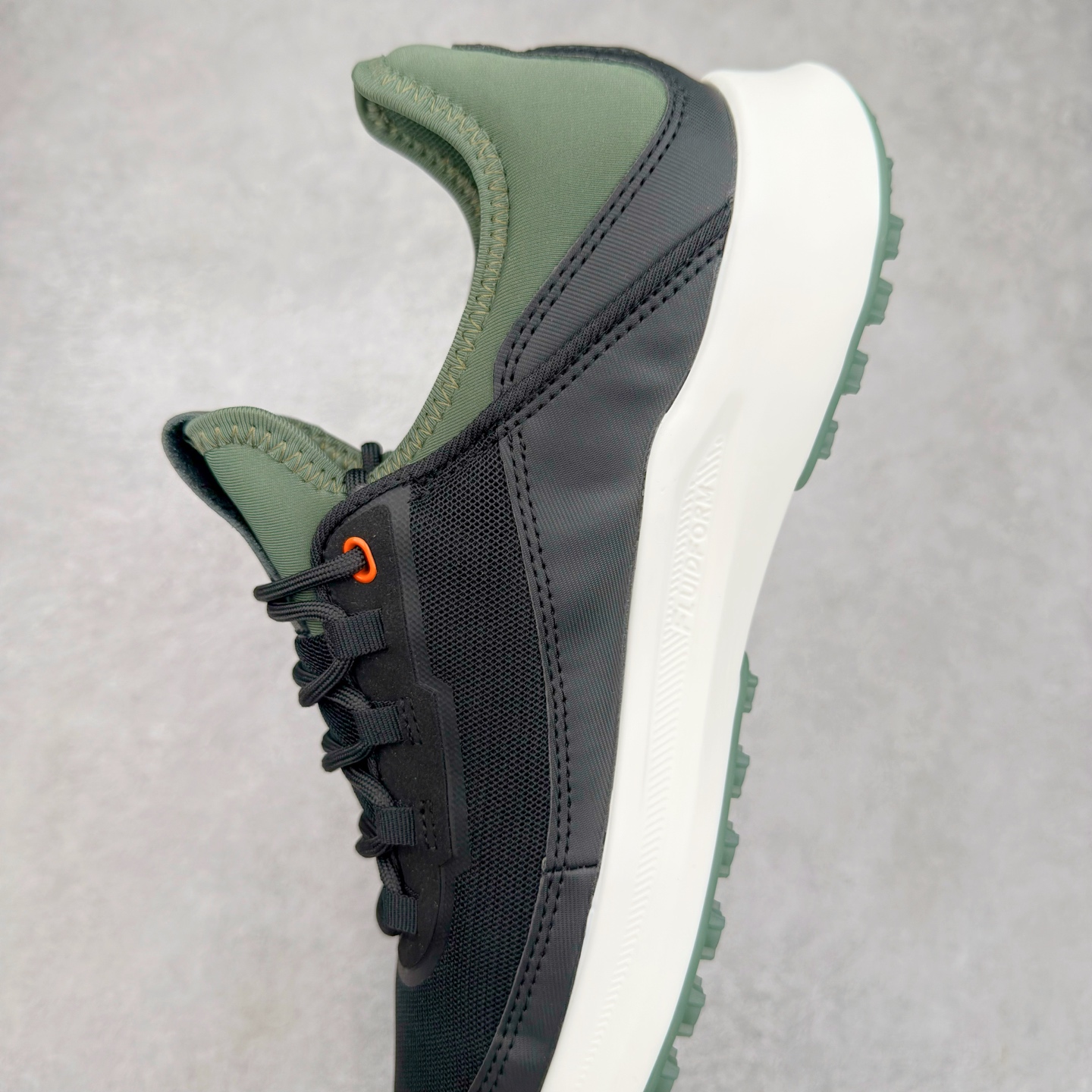 图片[7]-ECCO爱步男款运动鞋 真皮透气休闲防滑跑步鞋 健步BIOMC大经典 直接注塑工艺 稳固舒适 强效缓震与能量回弹 增加运动时的稳定与舒适 牛皮鞋面，纹理自然，柔韧耐穿 PU中底，带来轻盈舒适的上脚感受 橡胶大底，抓地力强，具有良好的耐磨性 都市探索 步履悠然 尺码：39 40 41 42 43 44（ 正常码）-选品中心