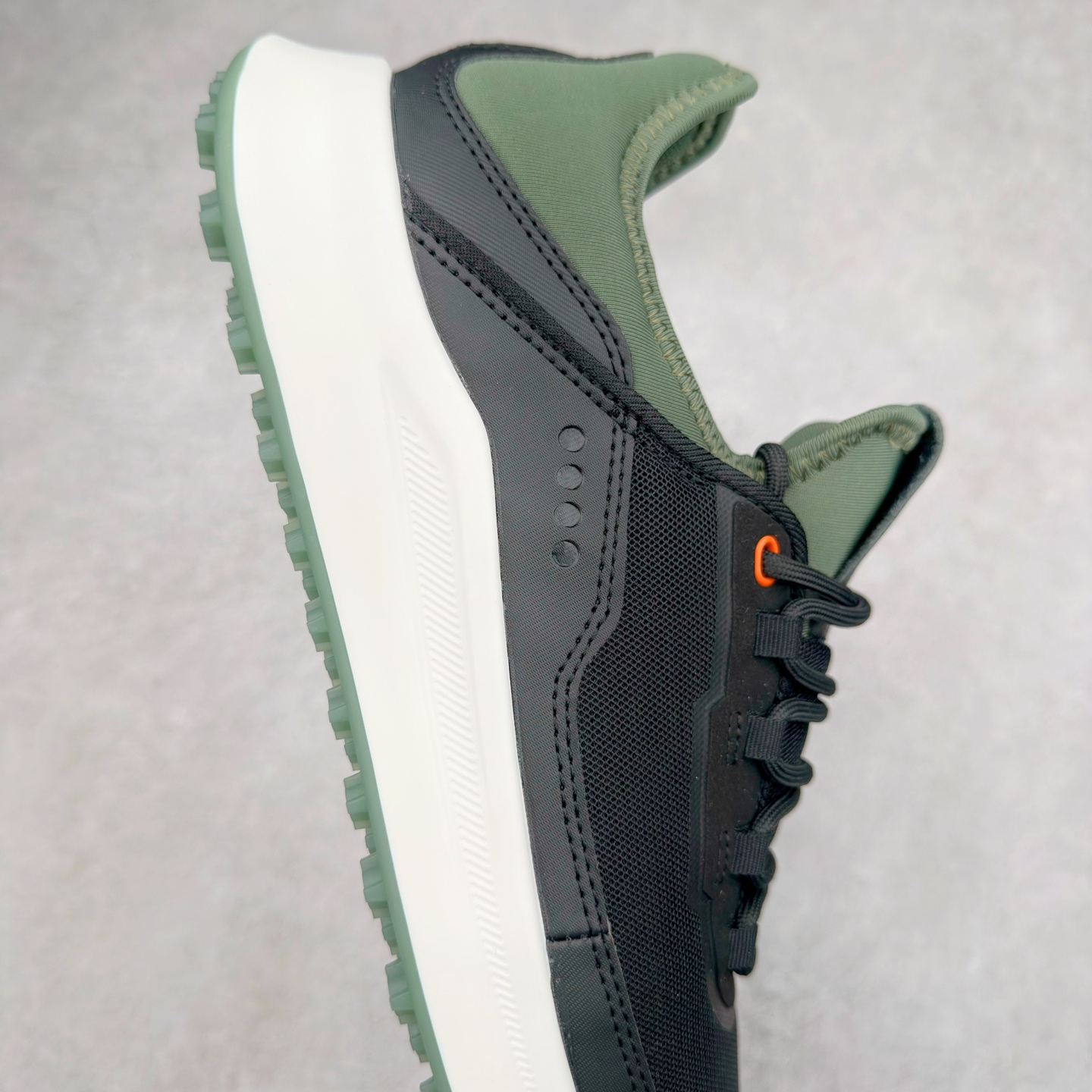 图片[6]-ECCO爱步男款运动鞋 真皮透气休闲防滑跑步鞋 健步BIOMC大经典 直接注塑工艺 稳固舒适 强效缓震与能量回弹 增加运动时的稳定与舒适 牛皮鞋面，纹理自然，柔韧耐穿 PU中底，带来轻盈舒适的上脚感受 橡胶大底，抓地力强，具有良好的耐磨性 都市探索 步履悠然 尺码：39 40 41 42 43 44（ 正常码）-选品中心