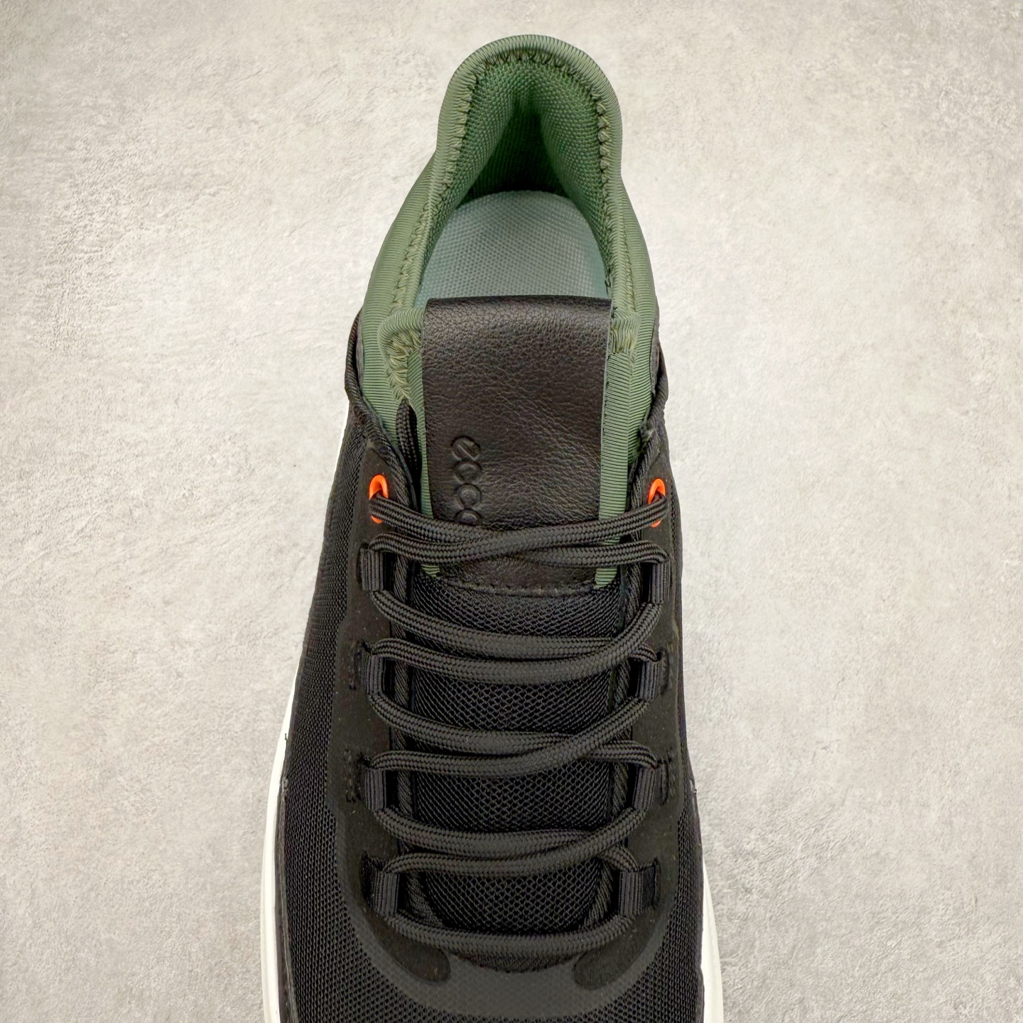 图片[5]-ECCO爱步男款运动鞋 真皮透气休闲防滑跑步鞋 健步BIOMC大经典 直接注塑工艺 稳固舒适 强效缓震与能量回弹 增加运动时的稳定与舒适 牛皮鞋面，纹理自然，柔韧耐穿 PU中底，带来轻盈舒适的上脚感受 橡胶大底，抓地力强，具有良好的耐磨性 都市探索 步履悠然 尺码：39 40 41 42 43 44（ 正常码）-选品中心