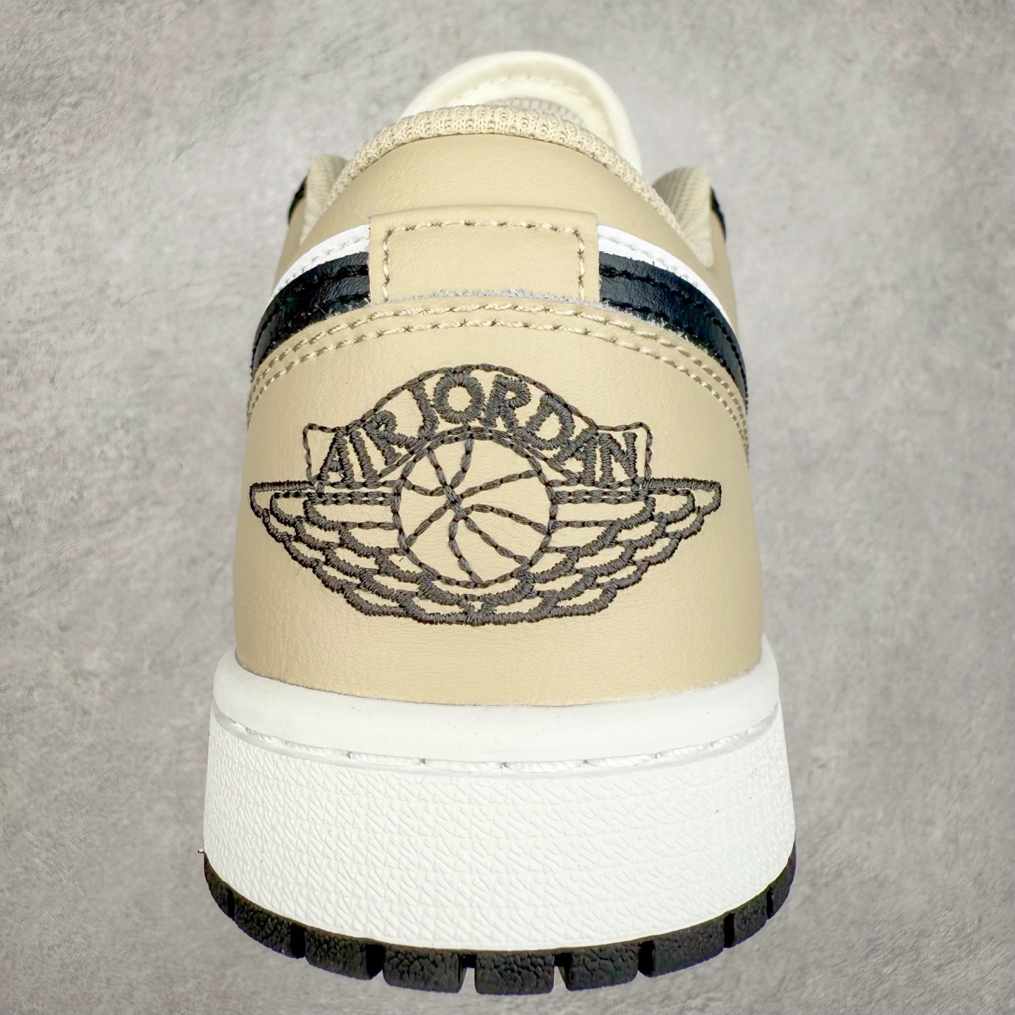 图片[8]-＃DT纯原 Air Jordan AJ1 Low 低帮白黑米黄 553558-153 终端优势供应 市面中低帮最具代表性版本没有之一 口碑大厂出品 品控大底版型不断改良更新 全套原纸板楦头开发 确保原汁原味 完美呈现版型 完美零毛边处理 原厂内置全掌气垫 价格定位良心 平台专用代工流水线出品 一眼公司既视感 拿到手的一瞬间就与众不同 碾压市面所有版本 全部原鞋开发 每一个配色都会采购原鞋确认细节 打破市面看图做货无好货之说 尺码：35.5 36 36.5 37.5 38 38.5 39 40 40.5 41 42 42.5 43 44 44.5 45 46-选品中心