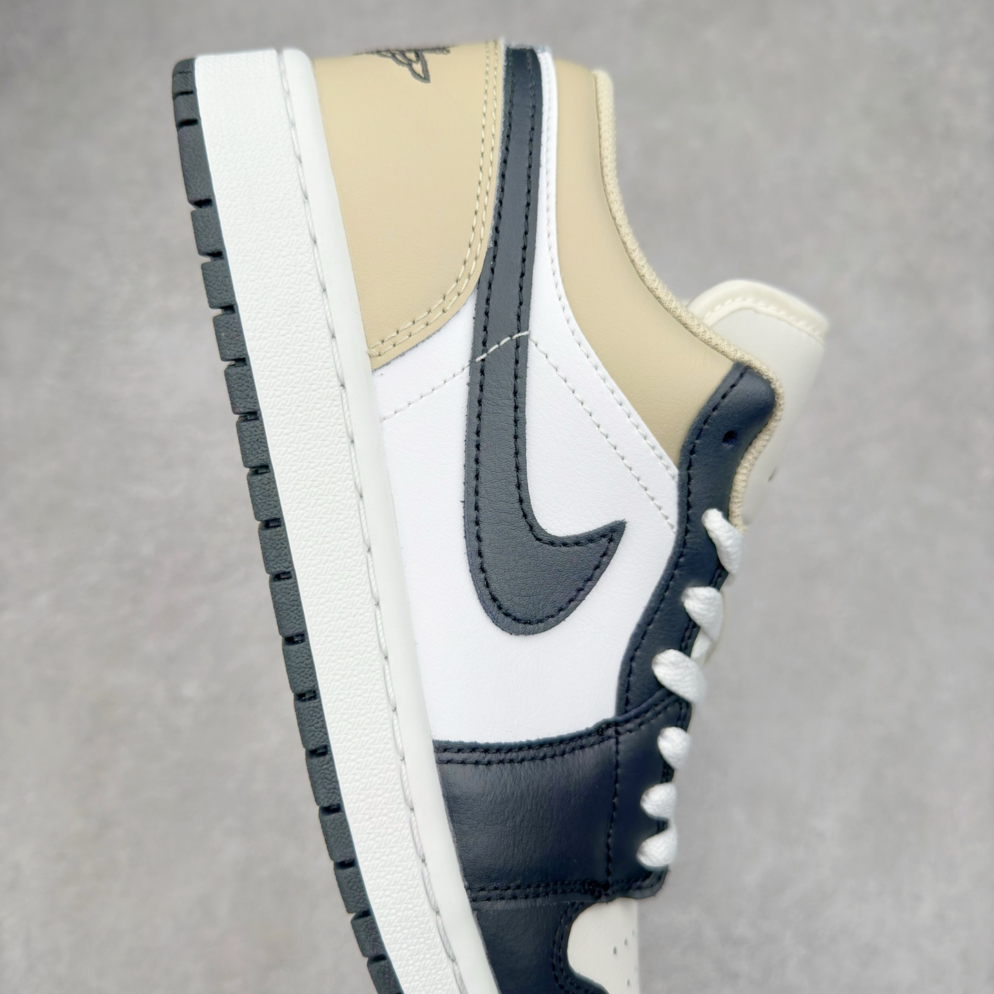 图片[6]-＃DT纯原 Air Jordan AJ1 Low 低帮白黑米黄 553558-153 终端优势供应 市面中低帮最具代表性版本没有之一 口碑大厂出品 品控大底版型不断改良更新 全套原纸板楦头开发 确保原汁原味 完美呈现版型 完美零毛边处理 原厂内置全掌气垫 价格定位良心 平台专用代工流水线出品 一眼公司既视感 拿到手的一瞬间就与众不同 碾压市面所有版本 全部原鞋开发 每一个配色都会采购原鞋确认细节 打破市面看图做货无好货之说 尺码：35.5 36 36.5 37.5 38 38.5 39 40 40.5 41 42 42.5 43 44 44.5 45 46-选品中心