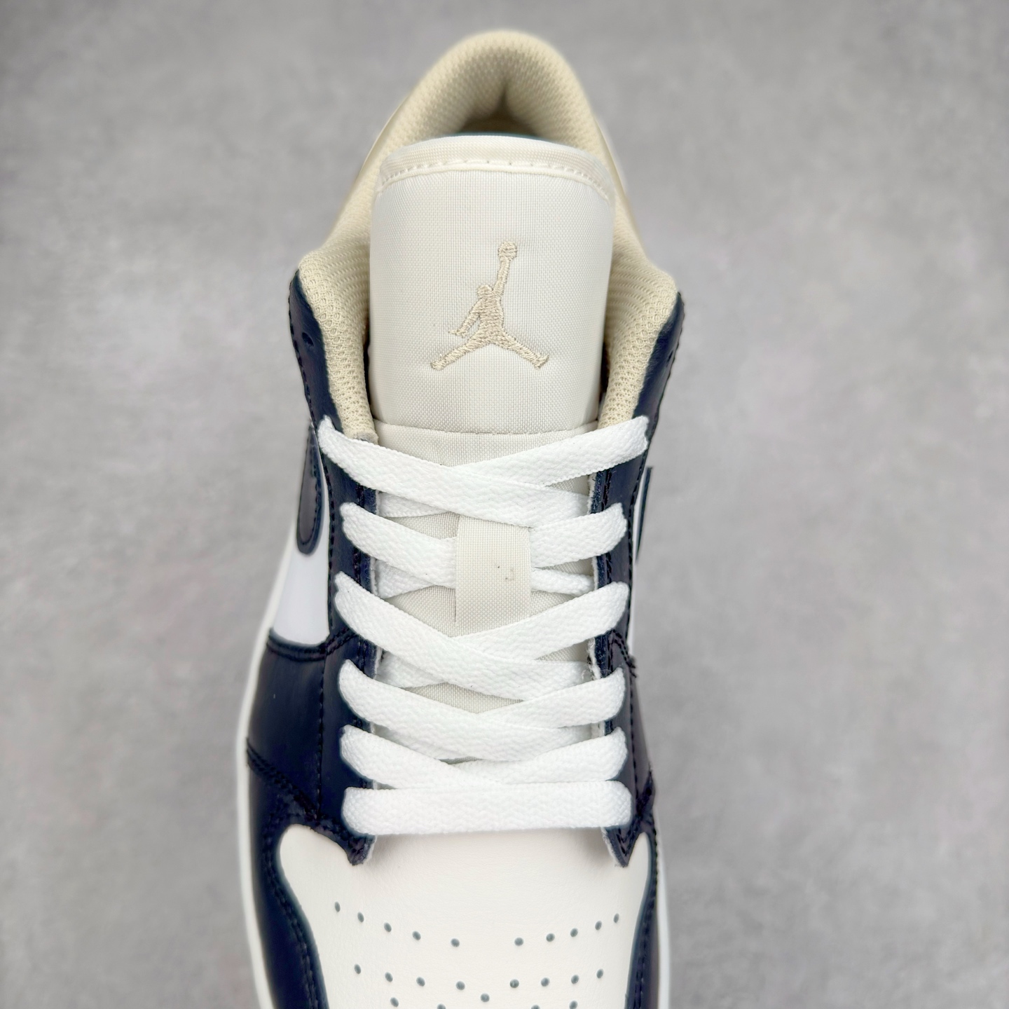 图片[5]-＃DT纯原 Air Jordan AJ1 Low 低帮白黑米黄 553558-153 终端优势供应 市面中低帮最具代表性版本没有之一 口碑大厂出品 品控大底版型不断改良更新 全套原纸板楦头开发 确保原汁原味 完美呈现版型 完美零毛边处理 原厂内置全掌气垫 价格定位良心 平台专用代工流水线出品 一眼公司既视感 拿到手的一瞬间就与众不同 碾压市面所有版本 全部原鞋开发 每一个配色都会采购原鞋确认细节 打破市面看图做货无好货之说 尺码：35.5 36 36.5 37.5 38 38.5 39 40 40.5 41 42 42.5 43 44 44.5 45 46-选品中心