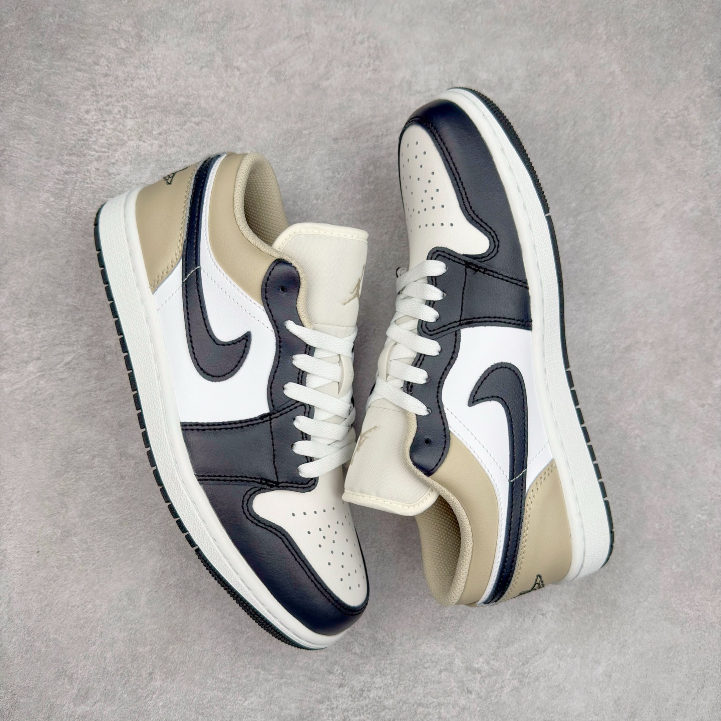 图片[3]-＃DT纯原 Air Jordan AJ1 Low 低帮白黑米黄 553558-153 终端优势供应 市面中低帮最具代表性版本没有之一 口碑大厂出品 品控大底版型不断改良更新 全套原纸板楦头开发 确保原汁原味 完美呈现版型 完美零毛边处理 原厂内置全掌气垫 价格定位良心 平台专用代工流水线出品 一眼公司既视感 拿到手的一瞬间就与众不同 碾压市面所有版本 全部原鞋开发 每一个配色都会采购原鞋确认细节 打破市面看图做货无好货之说 尺码：35.5 36 36.5 37.5 38 38.5 39 40 40.5 41 42 42.5 43 44 44.5 45 46-选品中心