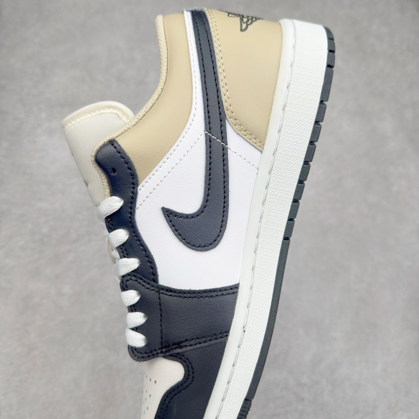 图片[7]-＃DT纯原 Air Jordan AJ1 Low 低帮白黑米黄 553558-153 终端优势供应 市面中低帮最具代表性版本没有之一 口碑大厂出品 品控大底版型不断改良更新 全套原纸板楦头开发 确保原汁原味 完美呈现版型 完美零毛边处理 原厂内置全掌气垫 价格定位良心 平台专用代工流水线出品 一眼公司既视感 拿到手的一瞬间就与众不同 碾压市面所有版本 全部原鞋开发 每一个配色都会采购原鞋确认细节 打破市面看图做货无好货之说 尺码：35.5 36 36.5 37.5 38 38.5 39 40 40.5 41 42 42.5 43 44 44.5 45 46-选品中心