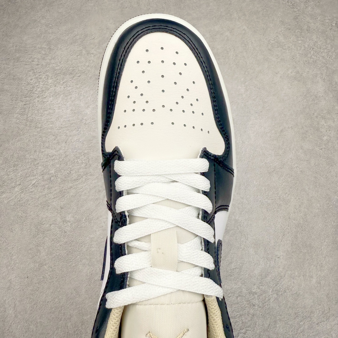 图片[4]-＃DT纯原 Air Jordan AJ1 Low 低帮白黑米黄 553558-153 终端优势供应 市面中低帮最具代表性版本没有之一 口碑大厂出品 品控大底版型不断改良更新 全套原纸板楦头开发 确保原汁原味 完美呈现版型 完美零毛边处理 原厂内置全掌气垫 价格定位良心 平台专用代工流水线出品 一眼公司既视感 拿到手的一瞬间就与众不同 碾压市面所有版本 全部原鞋开发 每一个配色都会采购原鞋确认细节 打破市面看图做货无好货之说 尺码：35.5 36 36.5 37.5 38 38.5 39 40 40.5 41 42 42.5 43 44 44.5 45 46-选品中心