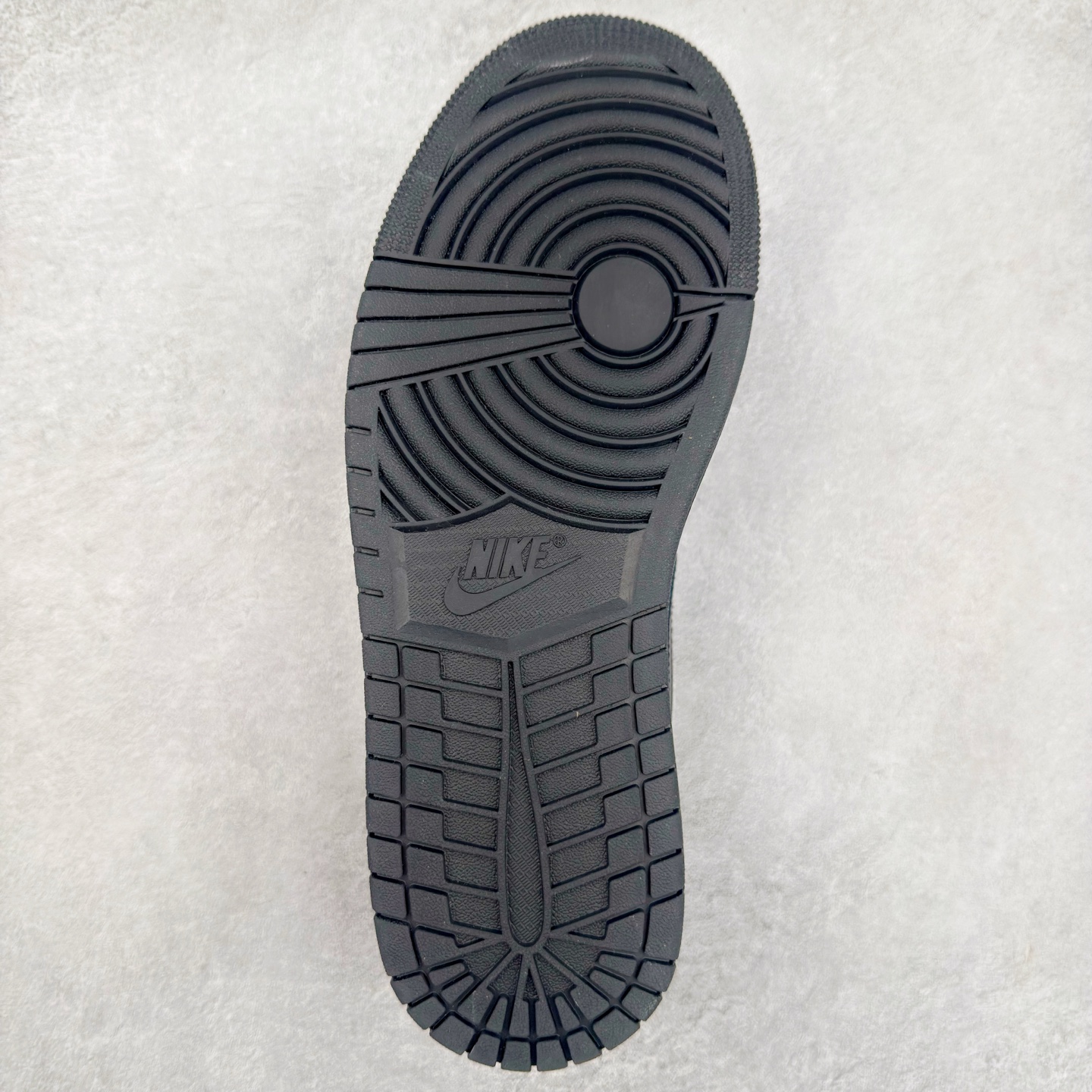 图片[9]-＃DT纯原 Air Jordan AJ1 Low 低帮白黑米黄 553558-153 终端优势供应 市面中低帮最具代表性版本没有之一 口碑大厂出品 品控大底版型不断改良更新 全套原纸板楦头开发 确保原汁原味 完美呈现版型 完美零毛边处理 原厂内置全掌气垫 价格定位良心 平台专用代工流水线出品 一眼公司既视感 拿到手的一瞬间就与众不同 碾压市面所有版本 全部原鞋开发 每一个配色都会采购原鞋确认细节 打破市面看图做货无好货之说 尺码：35.5 36 36.5 37.5 38 38.5 39 40 40.5 41 42 42.5 43 44 44.5 45 46-选品中心