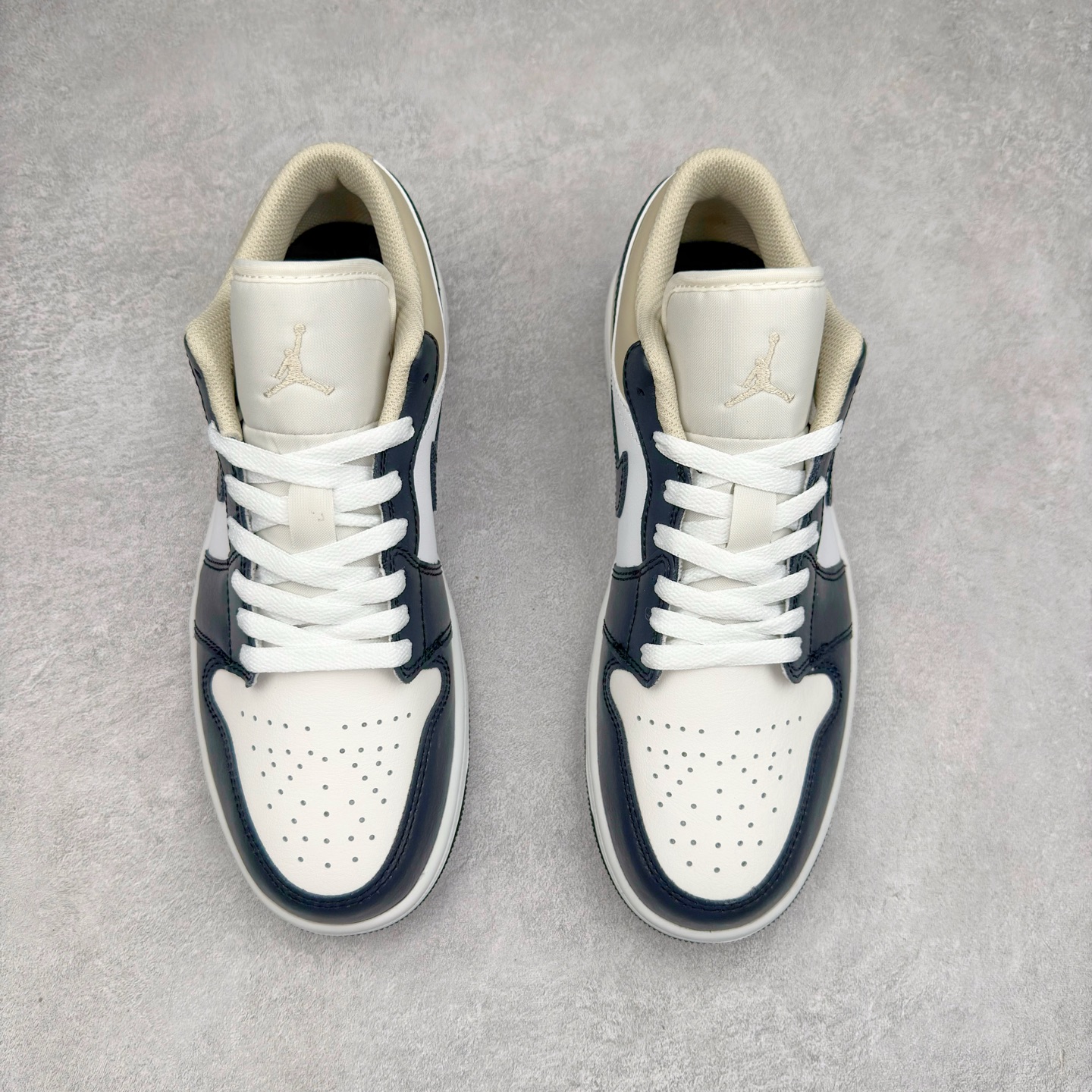 图片[2]-＃DT纯原 Air Jordan AJ1 Low 低帮白黑米黄 553558-153 终端优势供应 市面中低帮最具代表性版本没有之一 口碑大厂出品 品控大底版型不断改良更新 全套原纸板楦头开发 确保原汁原味 完美呈现版型 完美零毛边处理 原厂内置全掌气垫 价格定位良心 平台专用代工流水线出品 一眼公司既视感 拿到手的一瞬间就与众不同 碾压市面所有版本 全部原鞋开发 每一个配色都会采购原鞋确认细节 打破市面看图做货无好货之说 尺码：35.5 36 36.5 37.5 38 38.5 39 40 40.5 41 42 42.5 43 44 44.5 45 46-选品中心