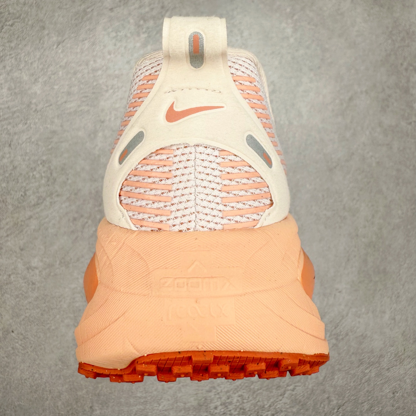 图片[8]-NK Air Zoom Vomero 18 轻便舒适公路跑步鞋 HM6804-601 质感柔软 弹力充沛 助力一路畅跑 乐享不停 厚实泡绵缔造舒适的回弹效果 铸就出色跑步表现 该鞋款轻盈透气 带你步入舒适新境界 疾速刺激感和非凡舒适脚感交织 定能让跑者在迈步间找到渴望已久的跑步乐趣 自如掌控跑步节奏、配速和里程 足底缓震配置赋予双足柔软舒适感受 助你一路畅跑 缓震设计 在双足触地时有助提供舒适脚感 搭载性能出众的 ZoomX 和 Cushlon 泡绵 营造柔软舒适脚感 助你稳稳迈步 基于跑者反馈 简化中底设计 带来出色舒适感 尺码：36 36.5 37.5 38 38.5 39 40 40.5 41 42 42.5 43 44 44.5 45-选品中心