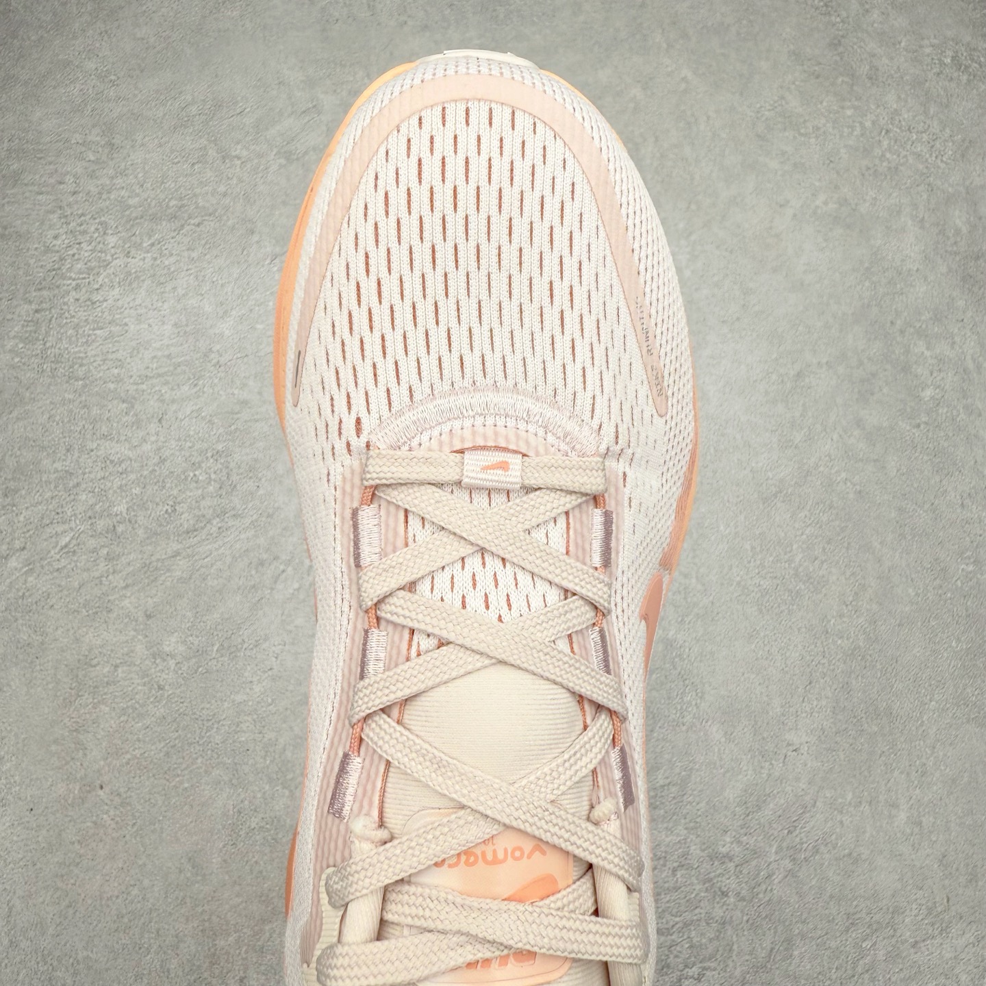 图片[4]-NK Air Zoom Vomero 18 轻便舒适公路跑步鞋 HM6804-601 质感柔软 弹力充沛 助力一路畅跑 乐享不停 厚实泡绵缔造舒适的回弹效果 铸就出色跑步表现 该鞋款轻盈透气 带你步入舒适新境界 疾速刺激感和非凡舒适脚感交织 定能让跑者在迈步间找到渴望已久的跑步乐趣 自如掌控跑步节奏、配速和里程 足底缓震配置赋予双足柔软舒适感受 助你一路畅跑 缓震设计 在双足触地时有助提供舒适脚感 搭载性能出众的 ZoomX 和 Cushlon 泡绵 营造柔软舒适脚感 助你稳稳迈步 基于跑者反馈 简化中底设计 带来出色舒适感 尺码：36 36.5 37.5 38 38.5 39 40 40.5 41 42 42.5 43 44 44.5 45-选品中心