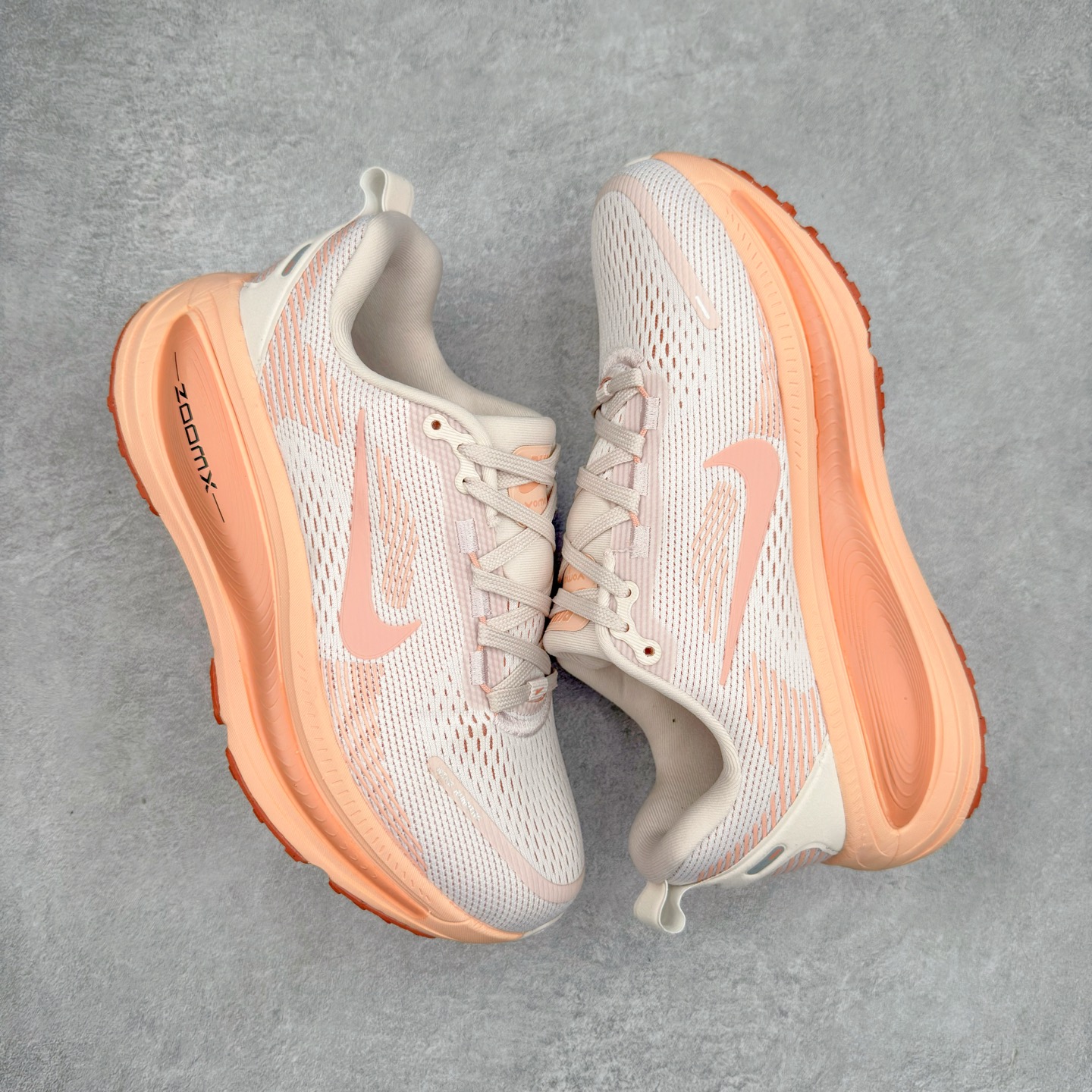 图片[3]-NK Air Zoom Vomero 18 轻便舒适公路跑步鞋 HM6804-601 质感柔软 弹力充沛 助力一路畅跑 乐享不停 厚实泡绵缔造舒适的回弹效果 铸就出色跑步表现 该鞋款轻盈透气 带你步入舒适新境界 疾速刺激感和非凡舒适脚感交织 定能让跑者在迈步间找到渴望已久的跑步乐趣 自如掌控跑步节奏、配速和里程 足底缓震配置赋予双足柔软舒适感受 助你一路畅跑 缓震设计 在双足触地时有助提供舒适脚感 搭载性能出众的 ZoomX 和 Cushlon 泡绵 营造柔软舒适脚感 助你稳稳迈步 基于跑者反馈 简化中底设计 带来出色舒适感 尺码：36 36.5 37.5 38 38.5 39 40 40.5 41 42 42.5 43 44 44.5 45-选品中心