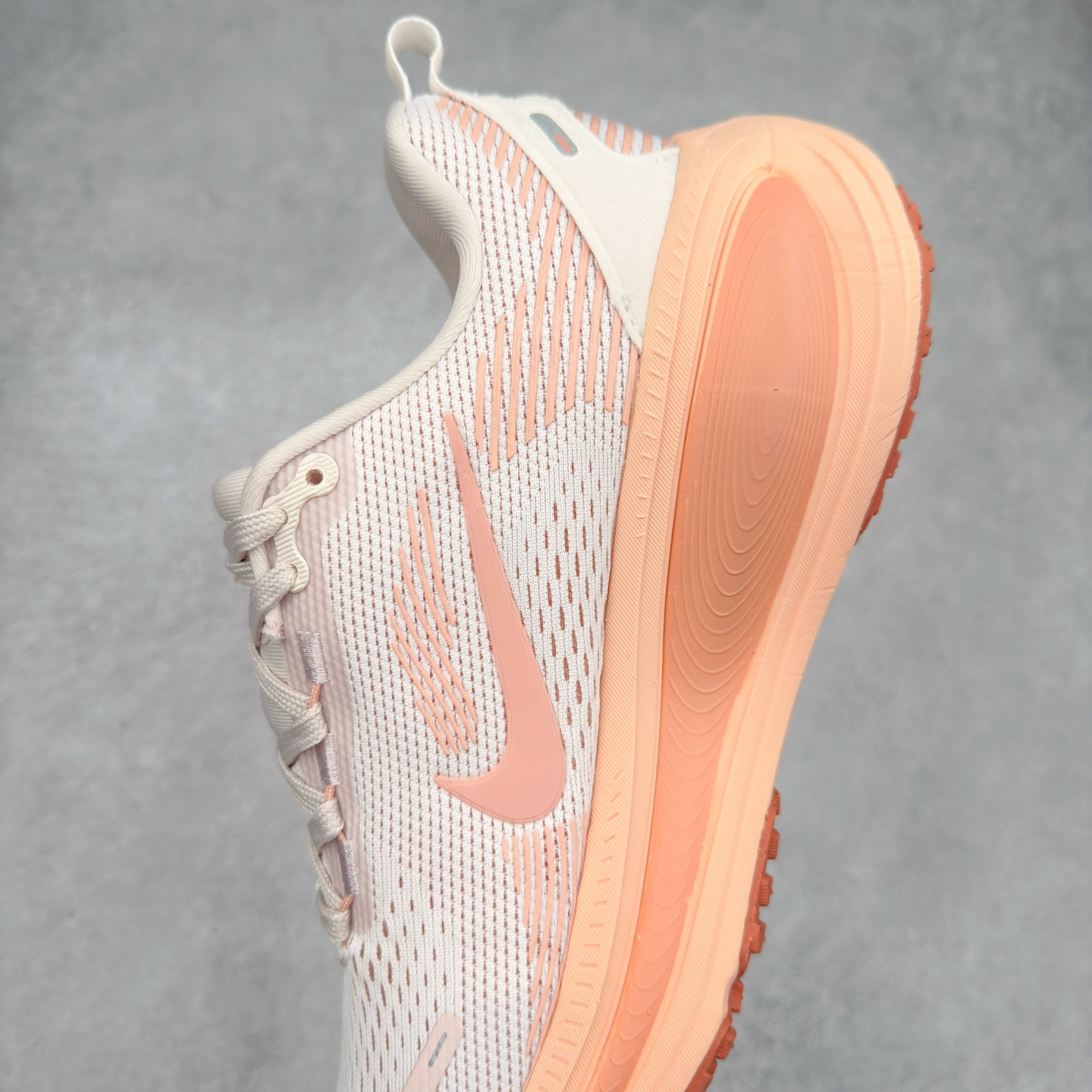 图片[7]-NK Air Zoom Vomero 18 轻便舒适公路跑步鞋 HM6804-601 质感柔软 弹力充沛 助力一路畅跑 乐享不停 厚实泡绵缔造舒适的回弹效果 铸就出色跑步表现 该鞋款轻盈透气 带你步入舒适新境界 疾速刺激感和非凡舒适脚感交织 定能让跑者在迈步间找到渴望已久的跑步乐趣 自如掌控跑步节奏、配速和里程 足底缓震配置赋予双足柔软舒适感受 助你一路畅跑 缓震设计 在双足触地时有助提供舒适脚感 搭载性能出众的 ZoomX 和 Cushlon 泡绵 营造柔软舒适脚感 助你稳稳迈步 基于跑者反馈 简化中底设计 带来出色舒适感 尺码：36 36.5 37.5 38 38.5 39 40 40.5 41 42 42.5 43 44 44.5 45-选品中心