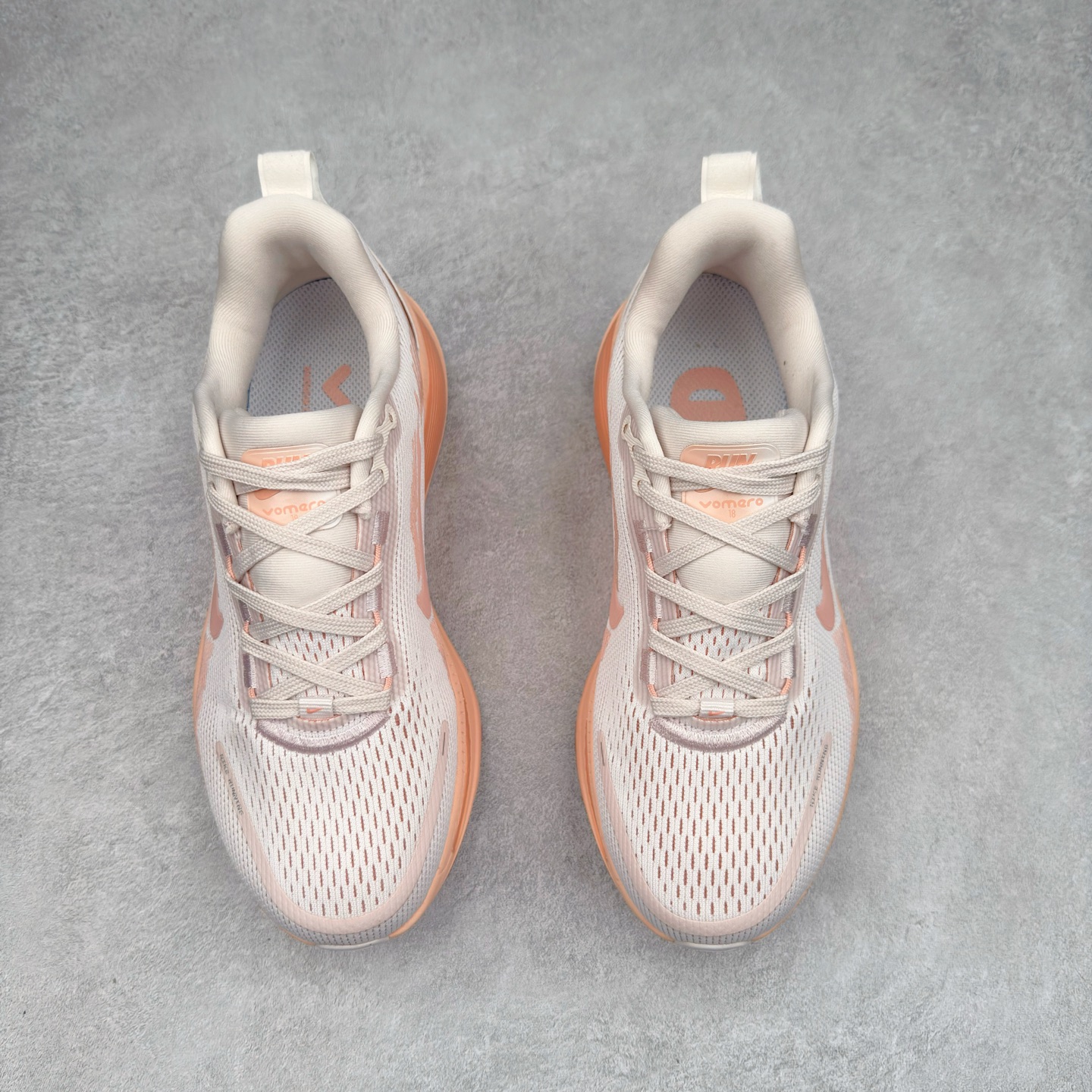 图片[2]-NK Air Zoom Vomero 18 轻便舒适公路跑步鞋 HM6804-601 质感柔软 弹力充沛 助力一路畅跑 乐享不停 厚实泡绵缔造舒适的回弹效果 铸就出色跑步表现 该鞋款轻盈透气 带你步入舒适新境界 疾速刺激感和非凡舒适脚感交织 定能让跑者在迈步间找到渴望已久的跑步乐趣 自如掌控跑步节奏、配速和里程 足底缓震配置赋予双足柔软舒适感受 助你一路畅跑 缓震设计 在双足触地时有助提供舒适脚感 搭载性能出众的 ZoomX 和 Cushlon 泡绵 营造柔软舒适脚感 助你稳稳迈步 基于跑者反馈 简化中底设计 带来出色舒适感 尺码：36 36.5 37.5 38 38.5 39 40 40.5 41 42 42.5 43 44 44.5 45-选品中心