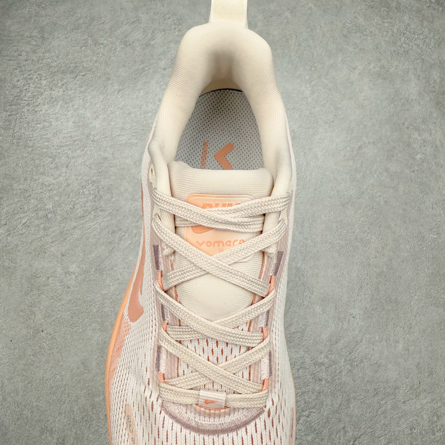 图片[5]-NK Air Zoom Vomero 18 轻便舒适公路跑步鞋 HM6804-601 质感柔软 弹力充沛 助力一路畅跑 乐享不停 厚实泡绵缔造舒适的回弹效果 铸就出色跑步表现 该鞋款轻盈透气 带你步入舒适新境界 疾速刺激感和非凡舒适脚感交织 定能让跑者在迈步间找到渴望已久的跑步乐趣 自如掌控跑步节奏、配速和里程 足底缓震配置赋予双足柔软舒适感受 助你一路畅跑 缓震设计 在双足触地时有助提供舒适脚感 搭载性能出众的 ZoomX 和 Cushlon 泡绵 营造柔软舒适脚感 助你稳稳迈步 基于跑者反馈 简化中底设计 带来出色舒适感 尺码：36 36.5 37.5 38 38.5 39 40 40.5 41 42 42.5 43 44 44.5 45-选品中心