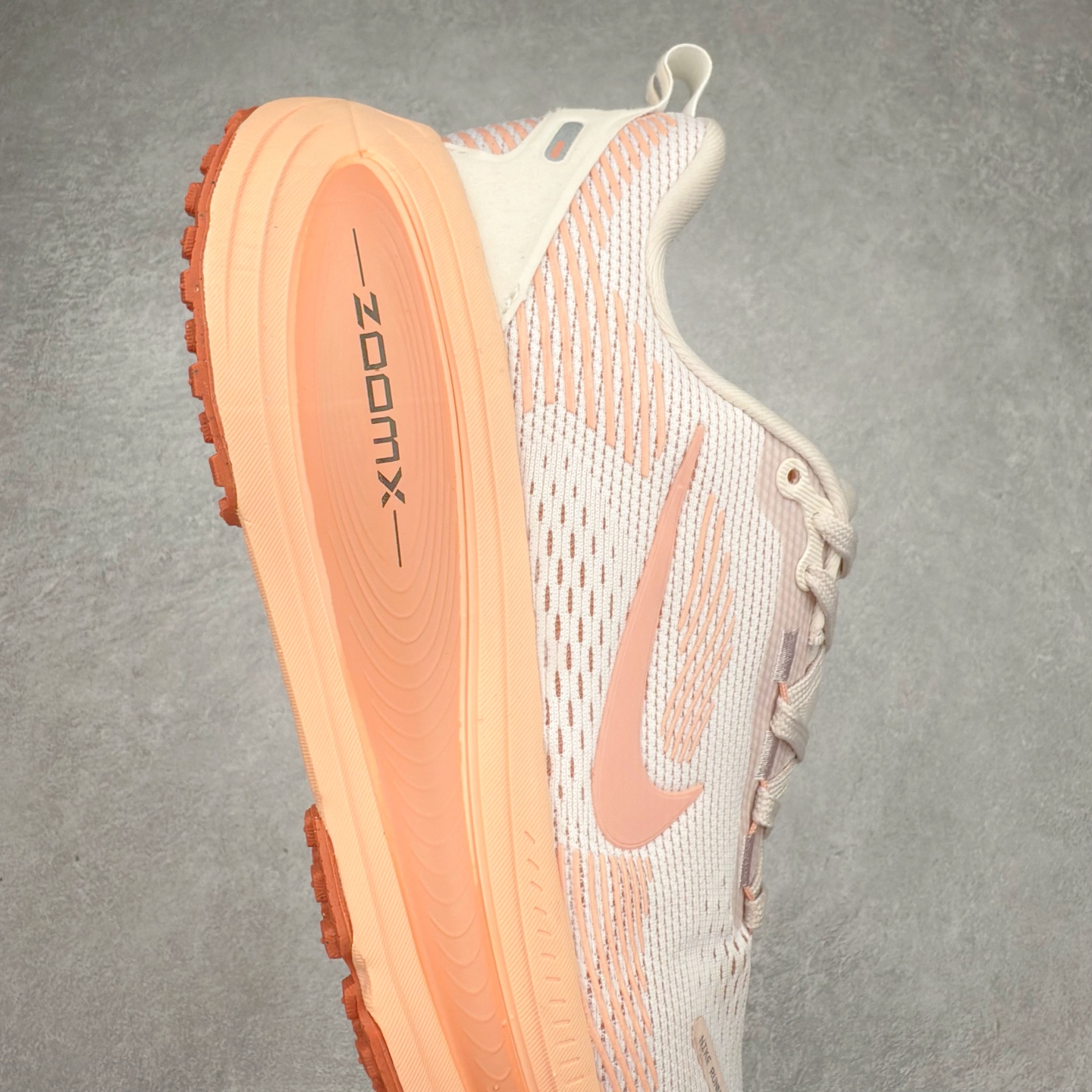 图片[6]-NK Air Zoom Vomero 18 轻便舒适公路跑步鞋 HM6804-601 质感柔软 弹力充沛 助力一路畅跑 乐享不停 厚实泡绵缔造舒适的回弹效果 铸就出色跑步表现 该鞋款轻盈透气 带你步入舒适新境界 疾速刺激感和非凡舒适脚感交织 定能让跑者在迈步间找到渴望已久的跑步乐趣 自如掌控跑步节奏、配速和里程 足底缓震配置赋予双足柔软舒适感受 助你一路畅跑 缓震设计 在双足触地时有助提供舒适脚感 搭载性能出众的 ZoomX 和 Cushlon 泡绵 营造柔软舒适脚感 助你稳稳迈步 基于跑者反馈 简化中底设计 带来出色舒适感 尺码：36 36.5 37.5 38 38.5 39 40 40.5 41 42 42.5 43 44 44.5 45-选品中心