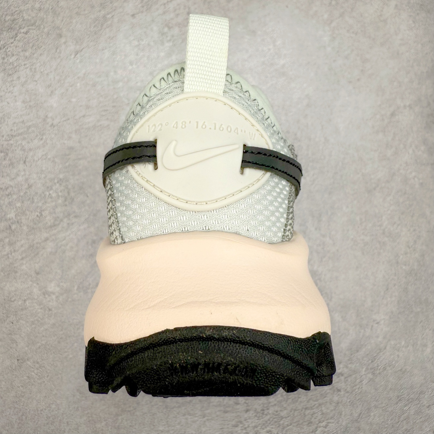 图片[8]-NK TC 7900 Lx 人气单品复古老爹鞋 DD9682-004 织带与对勾交错穿插 以及它的走线和收口 看起来都非常的有设计感 很高级（对勾是有反光效果的）鞋底用了厚实的泡绵不仅可以缓震 更提升了穿着的舒适感 最主要的是泡绵会使鞋子变得很轻 所以这双鞋上脚也是又舒服又轻便 走路逛街都不会觉得很累 脚感底部泡棉搭配了橡胶 所以它的耐穿性和抓地性也非常得好 鞋跟大概有三四公分的厚度 所以这双鞋具有一定的增高和拉长小腿的效果 尺码：35.5 36 36.5 37.5 38 38.5 39 40 40.5 41 42 42.5 43 44 44.5 45-选品中心