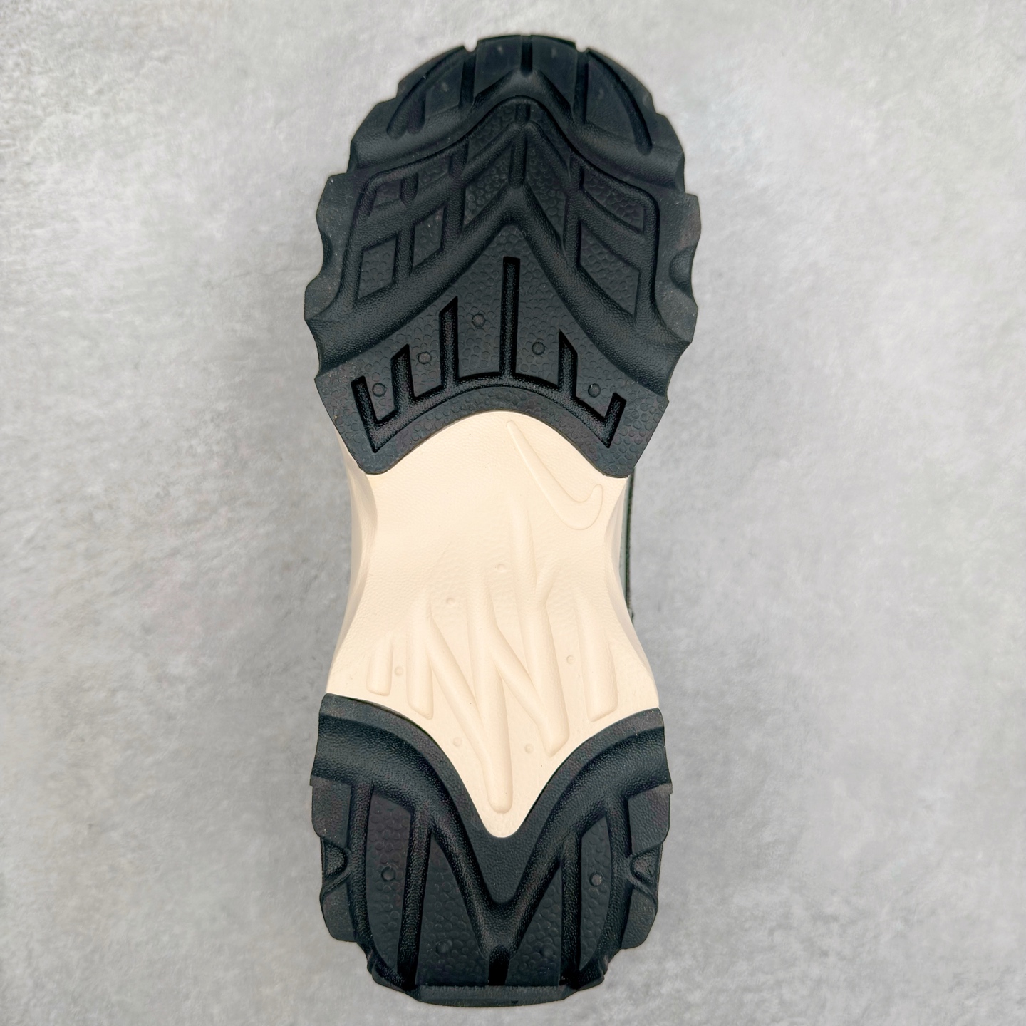 图片[9]-NK TC 7900 Lx 人气单品复古老爹鞋 DD9682-004 织带与对勾交错穿插 以及它的走线和收口 看起来都非常的有设计感 很高级（对勾是有反光效果的）鞋底用了厚实的泡绵不仅可以缓震 更提升了穿着的舒适感 最主要的是泡绵会使鞋子变得很轻 所以这双鞋上脚也是又舒服又轻便 走路逛街都不会觉得很累 脚感底部泡棉搭配了橡胶 所以它的耐穿性和抓地性也非常得好 鞋跟大概有三四公分的厚度 所以这双鞋具有一定的增高和拉长小腿的效果 尺码：35.5 36 36.5 37.5 38 38.5 39 40 40.5 41 42 42.5 43 44 44.5 45-选品中心