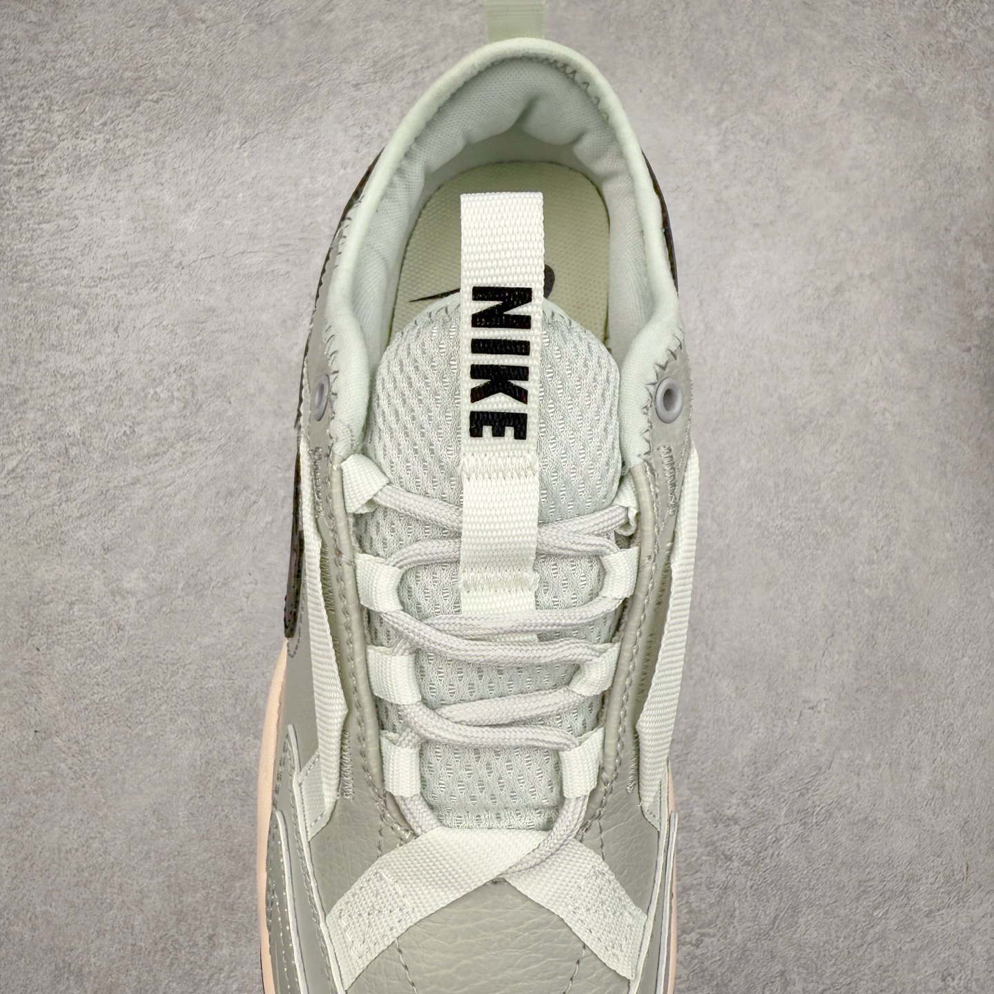 图片[5]-NK TC 7900 Lx 人气单品复古老爹鞋 DD9682-004 织带与对勾交错穿插 以及它的走线和收口 看起来都非常的有设计感 很高级（对勾是有反光效果的）鞋底用了厚实的泡绵不仅可以缓震 更提升了穿着的舒适感 最主要的是泡绵会使鞋子变得很轻 所以这双鞋上脚也是又舒服又轻便 走路逛街都不会觉得很累 脚感底部泡棉搭配了橡胶 所以它的耐穿性和抓地性也非常得好 鞋跟大概有三四公分的厚度 所以这双鞋具有一定的增高和拉长小腿的效果 尺码：35.5 36 36.5 37.5 38 38.5 39 40 40.5 41 42 42.5 43 44 44.5 45-选品中心