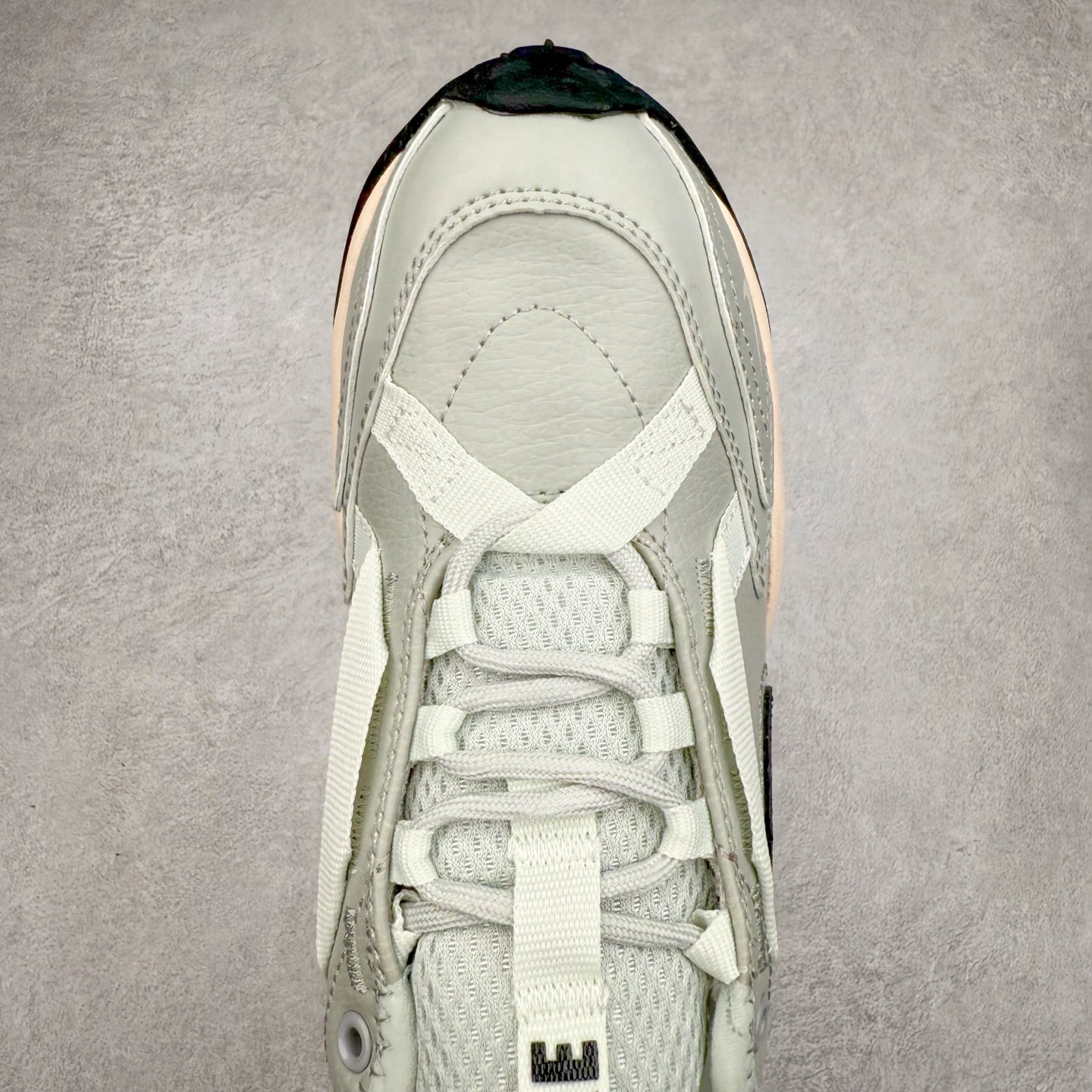 图片[4]-NK TC 7900 Lx 人气单品复古老爹鞋 DD9682-004 织带与对勾交错穿插 以及它的走线和收口 看起来都非常的有设计感 很高级（对勾是有反光效果的）鞋底用了厚实的泡绵不仅可以缓震 更提升了穿着的舒适感 最主要的是泡绵会使鞋子变得很轻 所以这双鞋上脚也是又舒服又轻便 走路逛街都不会觉得很累 脚感底部泡棉搭配了橡胶 所以它的耐穿性和抓地性也非常得好 鞋跟大概有三四公分的厚度 所以这双鞋具有一定的增高和拉长小腿的效果 尺码：35.5 36 36.5 37.5 38 38.5 39 40 40.5 41 42 42.5 43 44 44.5 45-选品中心