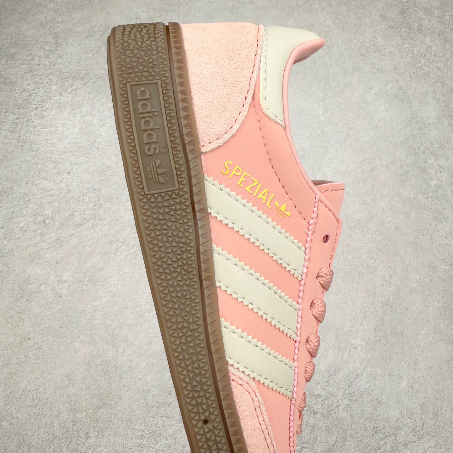 图片[6]-AD Originals Handball SPZL 手球运动员系列百搭休闲运动板鞋 JH2646 这款来自阿迪达斯的这款HANDBALL SPZL前身是一双手球运动鞋，这一次拿来复刻，所以鞋面的主要色彩选用了黑色， 鞋面外侧除了Spezial字母之外还有三叶草标志。Handball SPZL作为复古手球训练鞋与作为室内足球鞋的Samba有着异曲同工之处，但是质感更为出众的鞋身以及丰富的配色选择比起Samba来讲可以说是更胜一筹了！尺码：36 36⅔ 37⅓ 38 38⅔ 39⅓ 40 40⅔ 41⅓ 42 42⅔ 43⅓ 44 45-选品中心