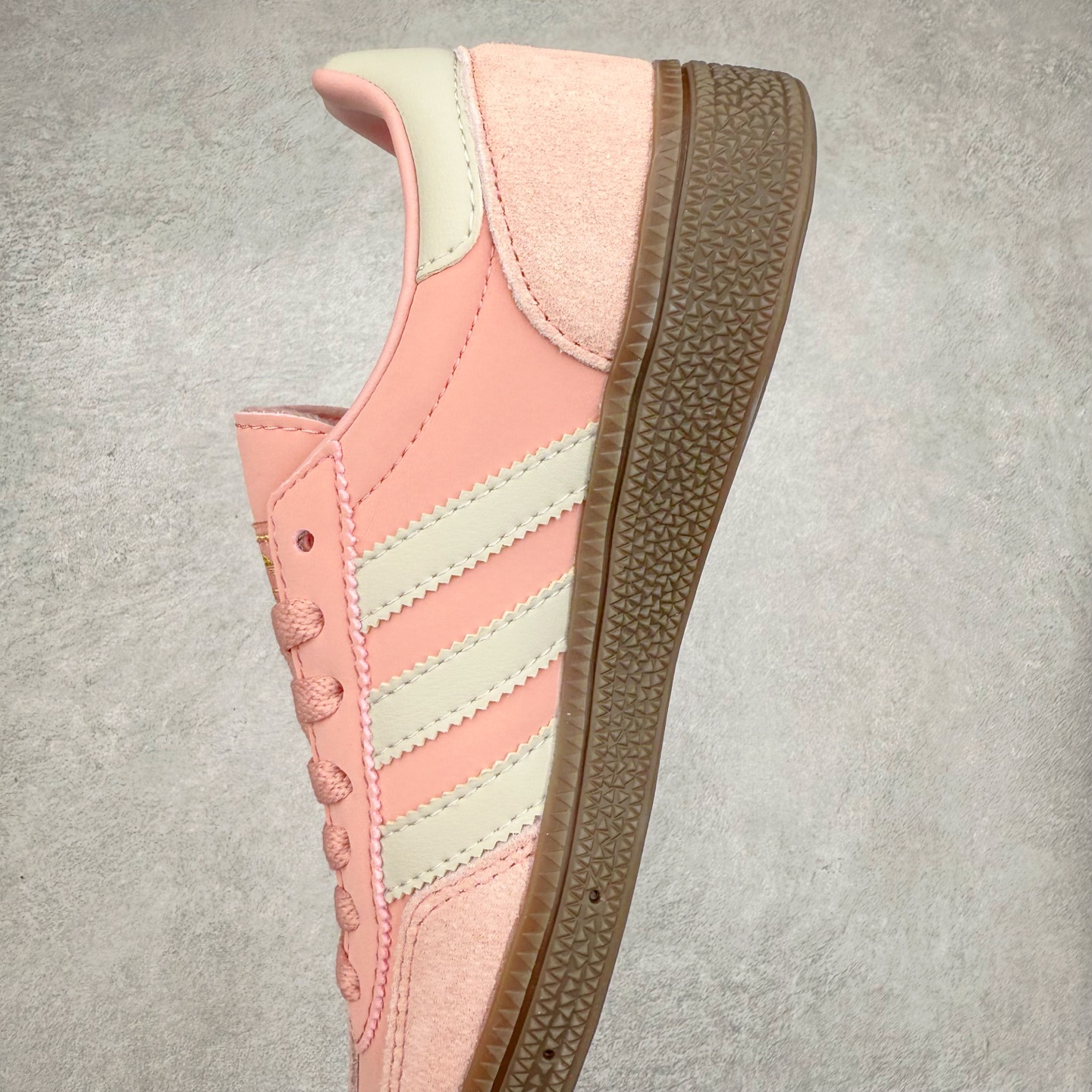 图片[7]-AD Originals Handball SPZL 手球运动员系列百搭休闲运动板鞋 JH2646 这款来自阿迪达斯的这款HANDBALL SPZL前身是一双手球运动鞋，这一次拿来复刻，所以鞋面的主要色彩选用了黑色， 鞋面外侧除了Spezial字母之外还有三叶草标志。Handball SPZL作为复古手球训练鞋与作为室内足球鞋的Samba有着异曲同工之处，但是质感更为出众的鞋身以及丰富的配色选择比起Samba来讲可以说是更胜一筹了！尺码：36 36⅔ 37⅓ 38 38⅔ 39⅓ 40 40⅔ 41⅓ 42 42⅔ 43⅓ 44 45-选品中心