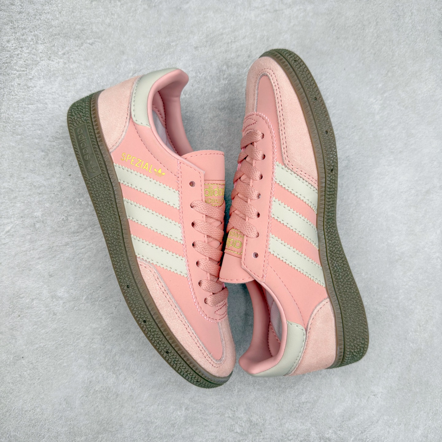 图片[3]-AD Originals Handball SPZL 手球运动员系列百搭休闲运动板鞋 JH2646 这款来自阿迪达斯的这款HANDBALL SPZL前身是一双手球运动鞋，这一次拿来复刻，所以鞋面的主要色彩选用了黑色， 鞋面外侧除了Spezial字母之外还有三叶草标志。Handball SPZL作为复古手球训练鞋与作为室内足球鞋的Samba有着异曲同工之处，但是质感更为出众的鞋身以及丰富的配色选择比起Samba来讲可以说是更胜一筹了！尺码：36 36⅔ 37⅓ 38 38⅔ 39⅓ 40 40⅔ 41⅓ 42 42⅔ 43⅓ 44 45-选品中心