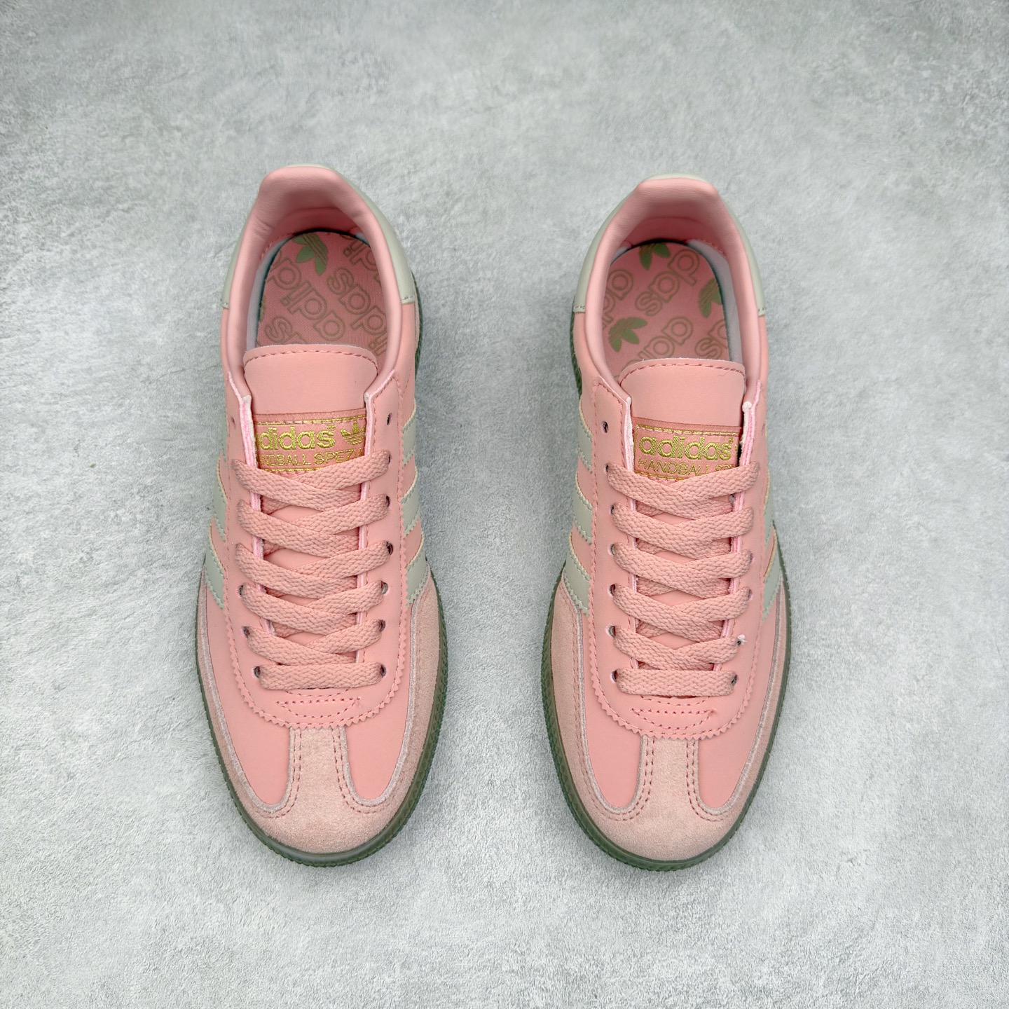 图片[2]-AD Originals Handball SPZL 手球运动员系列百搭休闲运动板鞋 JH2646 这款来自阿迪达斯的这款HANDBALL SPZL前身是一双手球运动鞋，这一次拿来复刻，所以鞋面的主要色彩选用了黑色， 鞋面外侧除了Spezial字母之外还有三叶草标志。Handball SPZL作为复古手球训练鞋与作为室内足球鞋的Samba有着异曲同工之处，但是质感更为出众的鞋身以及丰富的配色选择比起Samba来讲可以说是更胜一筹了！尺码：36 36⅔ 37⅓ 38 38⅔ 39⅓ 40 40⅔ 41⅓ 42 42⅔ 43⅓ 44 45-选品中心