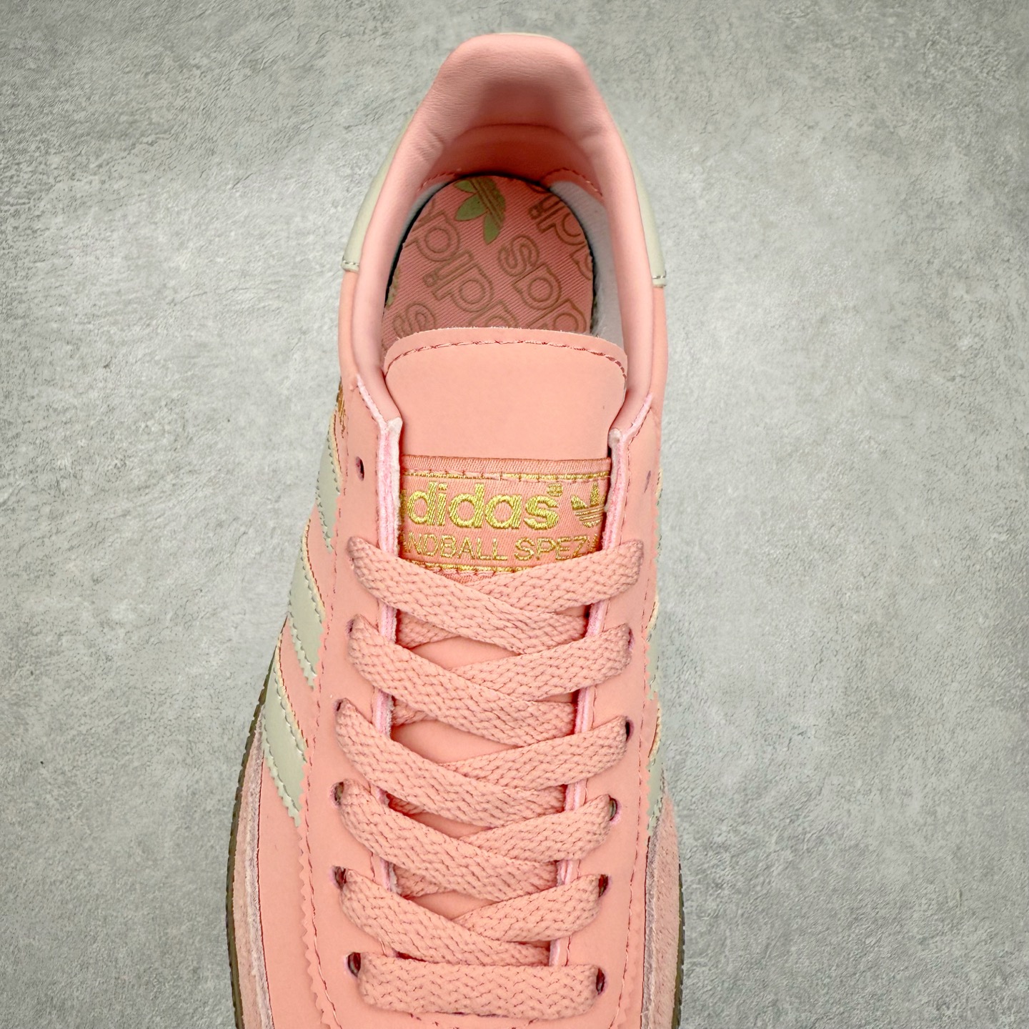 图片[5]-AD Originals Handball SPZL 手球运动员系列百搭休闲运动板鞋 JH2646 这款来自阿迪达斯的这款HANDBALL SPZL前身是一双手球运动鞋，这一次拿来复刻，所以鞋面的主要色彩选用了黑色， 鞋面外侧除了Spezial字母之外还有三叶草标志。Handball SPZL作为复古手球训练鞋与作为室内足球鞋的Samba有着异曲同工之处，但是质感更为出众的鞋身以及丰富的配色选择比起Samba来讲可以说是更胜一筹了！尺码：36 36⅔ 37⅓ 38 38⅔ 39⅓ 40 40⅔ 41⅓ 42 42⅔ 43⅓ 44 45-选品中心