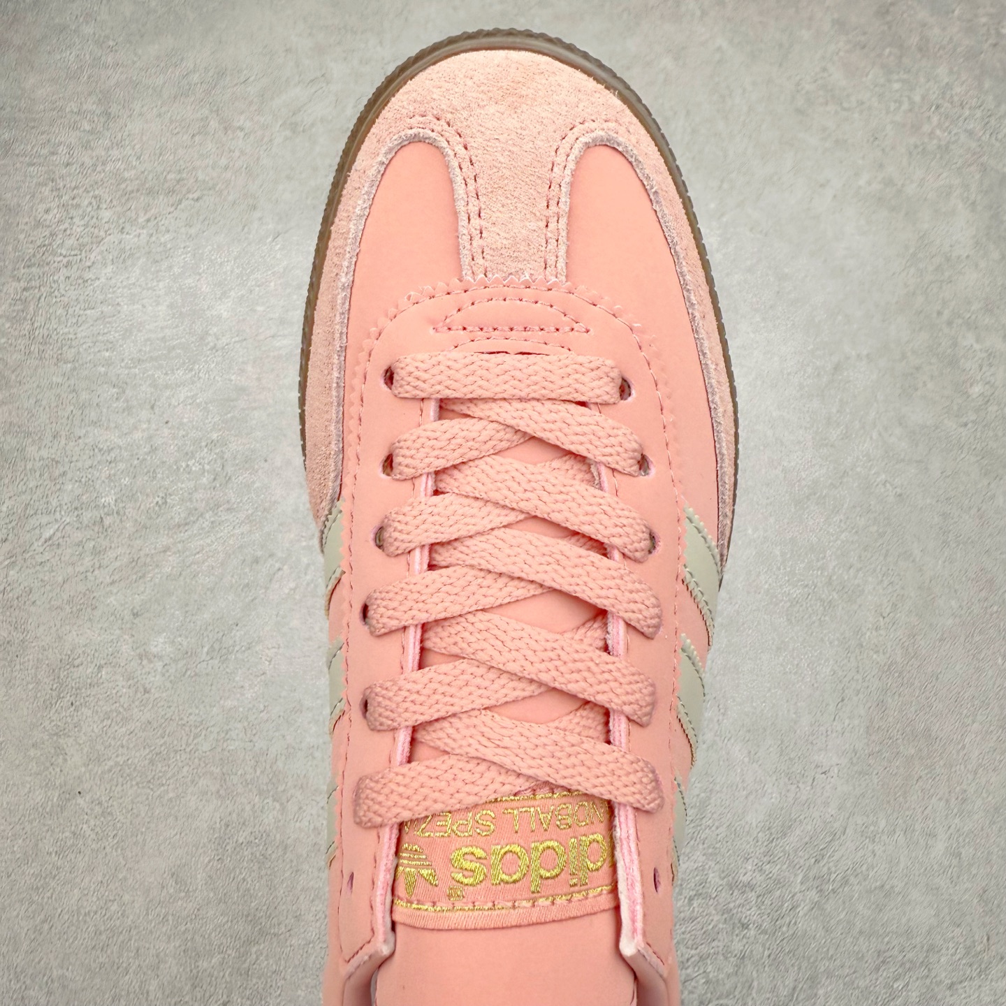 图片[4]-AD Originals Handball SPZL 手球运动员系列百搭休闲运动板鞋 JH2646 这款来自阿迪达斯的这款HANDBALL SPZL前身是一双手球运动鞋，这一次拿来复刻，所以鞋面的主要色彩选用了黑色， 鞋面外侧除了Spezial字母之外还有三叶草标志。Handball SPZL作为复古手球训练鞋与作为室内足球鞋的Samba有着异曲同工之处，但是质感更为出众的鞋身以及丰富的配色选择比起Samba来讲可以说是更胜一筹了！尺码：36 36⅔ 37⅓ 38 38⅔ 39⅓ 40 40⅔ 41⅓ 42 42⅔ 43⅓ 44 45-选品中心