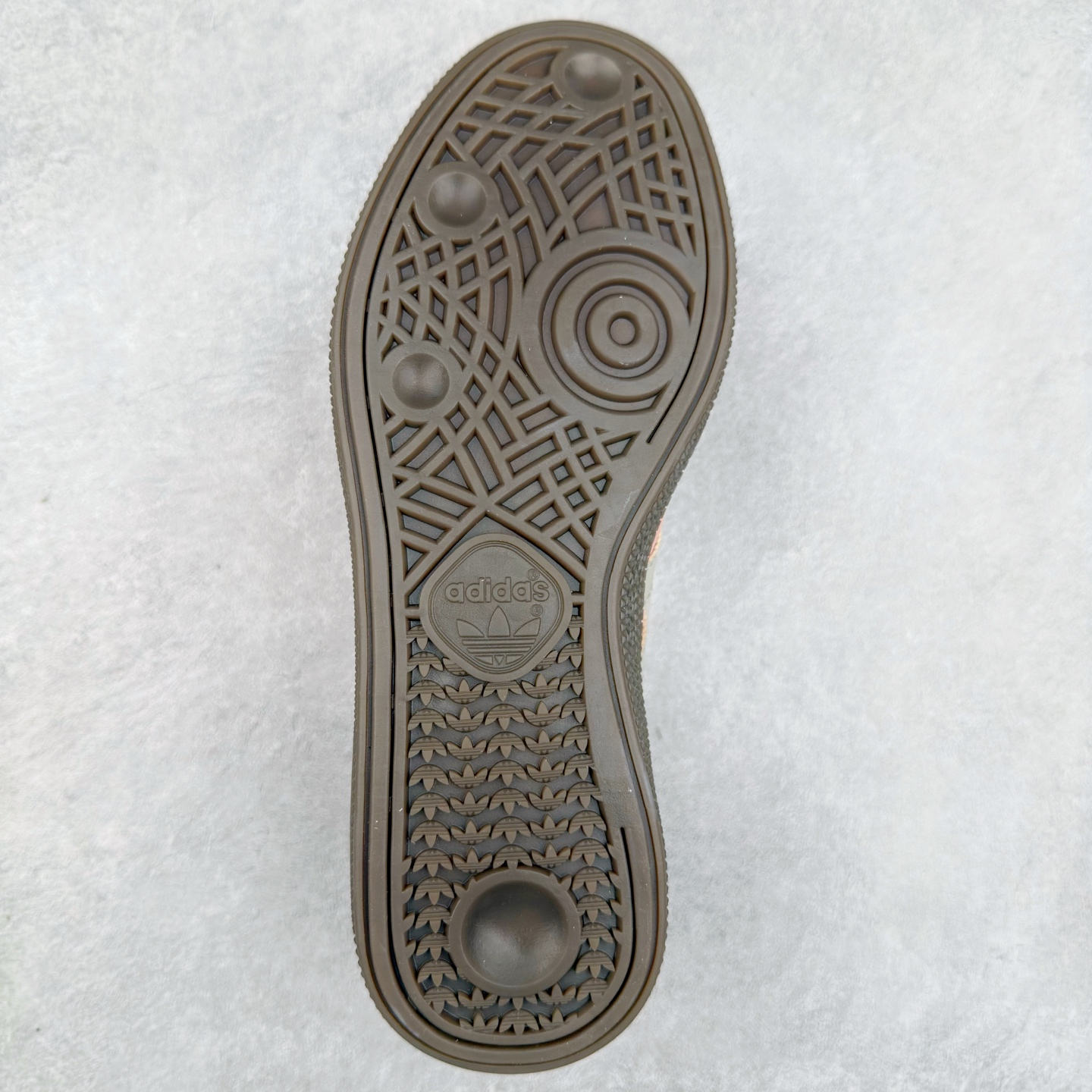 图片[9]-AD Originals Handball SPZL 手球运动员系列百搭休闲运动板鞋 JH2646 这款来自阿迪达斯的这款HANDBALL SPZL前身是一双手球运动鞋，这一次拿来复刻，所以鞋面的主要色彩选用了黑色， 鞋面外侧除了Spezial字母之外还有三叶草标志。Handball SPZL作为复古手球训练鞋与作为室内足球鞋的Samba有着异曲同工之处，但是质感更为出众的鞋身以及丰富的配色选择比起Samba来讲可以说是更胜一筹了！尺码：36 36⅔ 37⅓ 38 38⅔ 39⅓ 40 40⅔ 41⅓ 42 42⅔ 43⅓ 44 45-选品中心