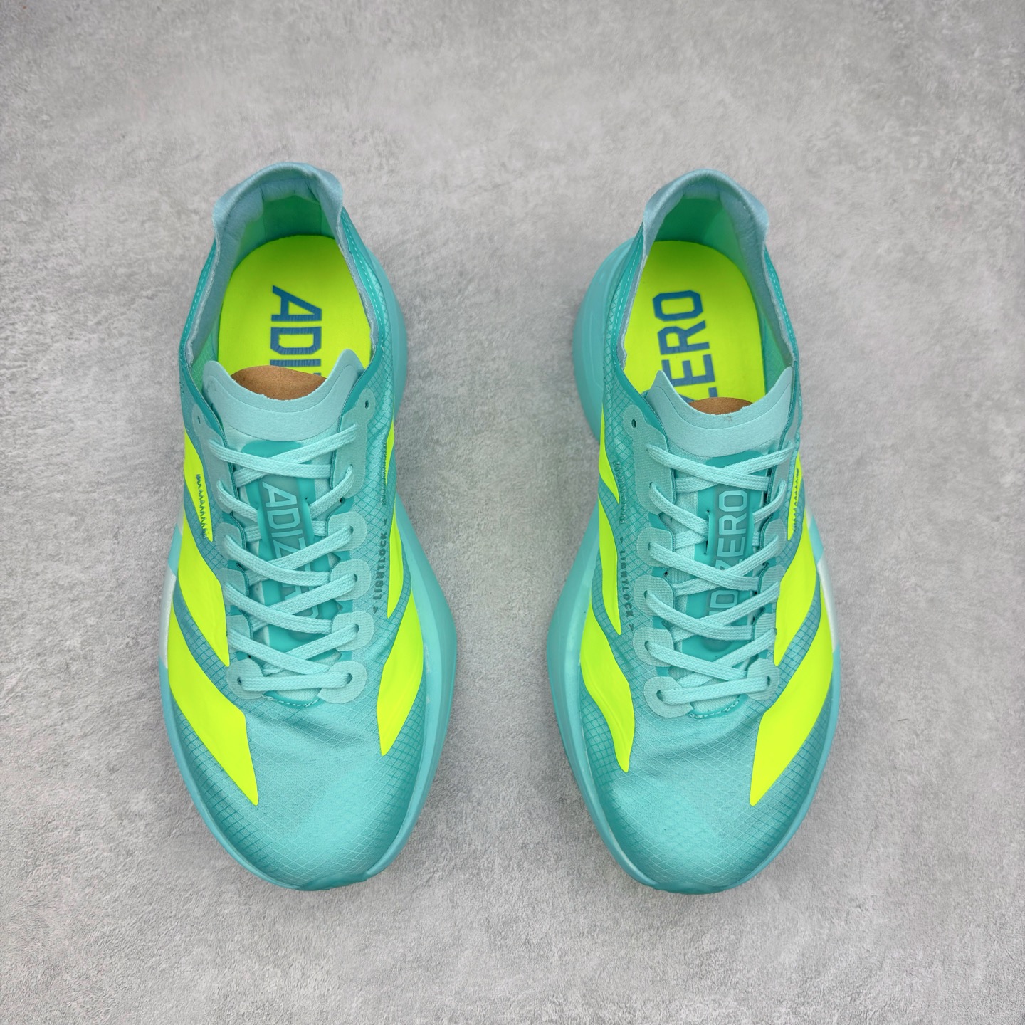 图片[2]-AD Adizero Adios Pro 4 马拉松竞速专业跑鞋 JR1251 CELERMESH针织网面非常轻薄 纤维间的缝隙很大 可以保证跑步时的透气、排汗效果 鞋舌直接与两侧的内衬和鞋底连接在一起 在跑步过程中不会被鞋舌的左右移动所困扰 在标准鞋带孔的基础上再拓宽一组鞋带孔 适合不同脚型的需求 突破性 EnergyRods 技术，有助于跑者实现更好的成绩 中底独特的LIGHTSTRIKE PRO泡棉材质 微弹感觉在跑步过程中给予了良好的支撑体验 对于顶级精英和高水平进阶跑者来说 ADIOS PRO是一双值得信赖的竞速比赛用鞋 尺码：36 36.5 37.5 38 38.5 39 40 40.5 41 42 42.5 43 44 44.5 45-选品中心