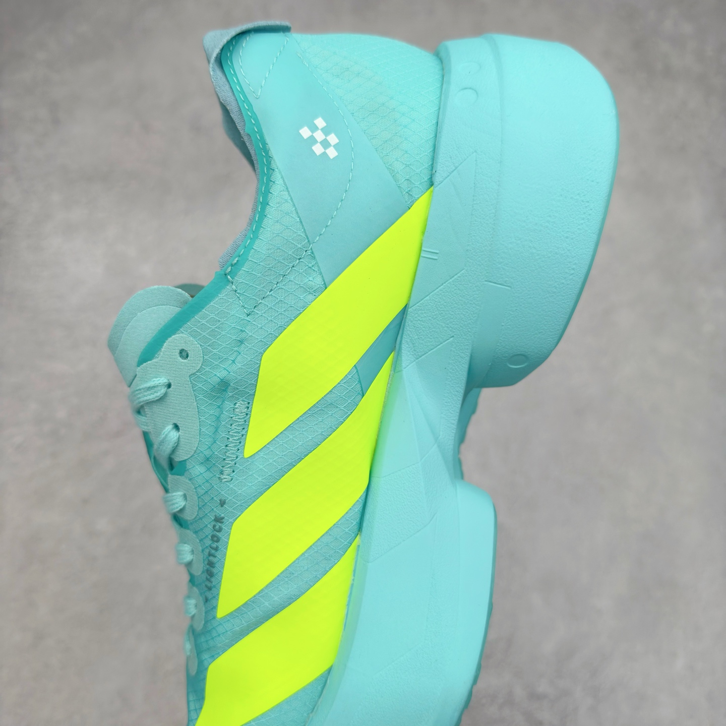 图片[7]-AD Adizero Adios Pro 4 马拉松竞速专业跑鞋 JR1251 CELERMESH针织网面非常轻薄 纤维间的缝隙很大 可以保证跑步时的透气、排汗效果 鞋舌直接与两侧的内衬和鞋底连接在一起 在跑步过程中不会被鞋舌的左右移动所困扰 在标准鞋带孔的基础上再拓宽一组鞋带孔 适合不同脚型的需求 突破性 EnergyRods 技术，有助于跑者实现更好的成绩 中底独特的LIGHTSTRIKE PRO泡棉材质 微弹感觉在跑步过程中给予了良好的支撑体验 对于顶级精英和高水平进阶跑者来说 ADIOS PRO是一双值得信赖的竞速比赛用鞋 尺码：36 36.5 37.5 38 38.5 39 40 40.5 41 42 42.5 43 44 44.5 45-选品中心